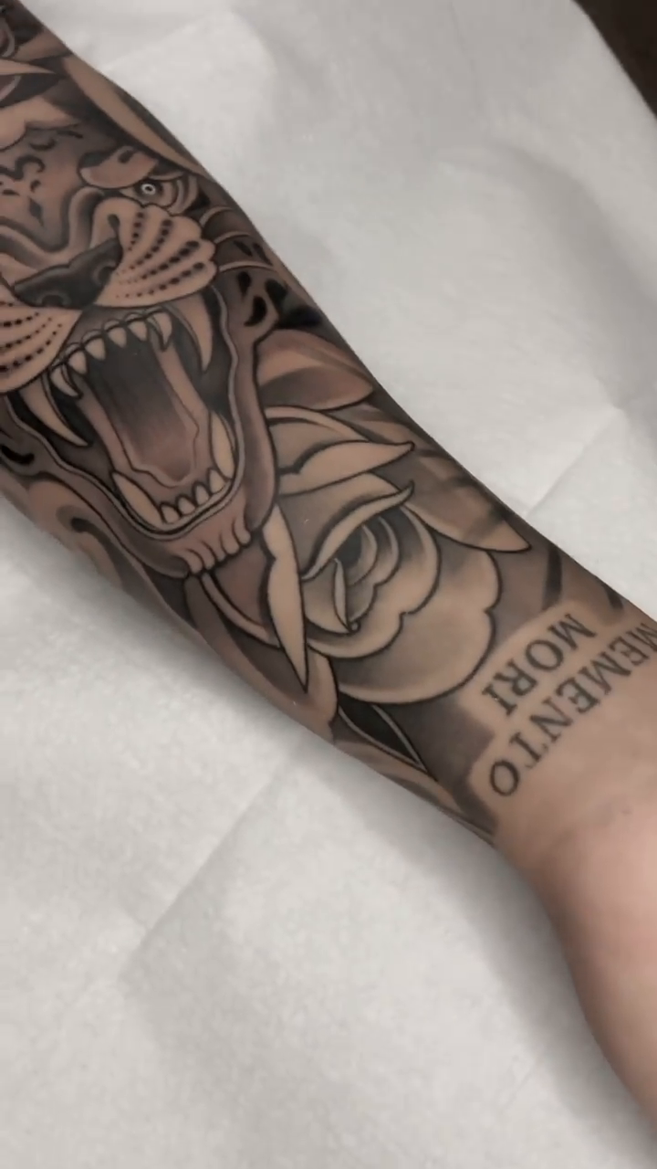 Tiger and roses realism tattoo by ๐ฃ๐๐๐ ๐๐ ๐ฆ๐๐๐ฉ๐