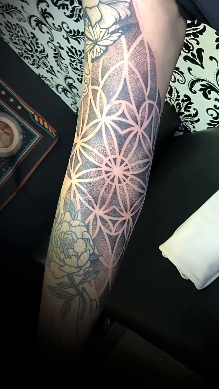Tattoo by @luismarrufotattoo — geometric, dotwork