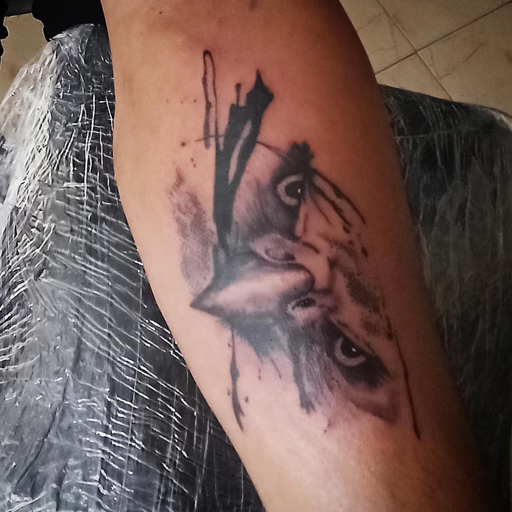 Wolf realism tattoo on the forearm by Erasmo Vasquez