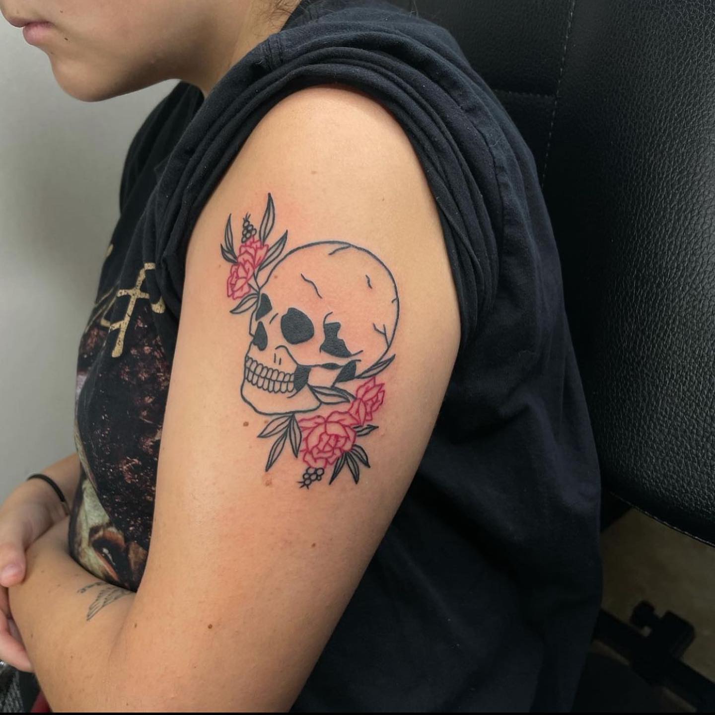 Skull with flowers American traditional tattoo on the shoulder by Desirae✨