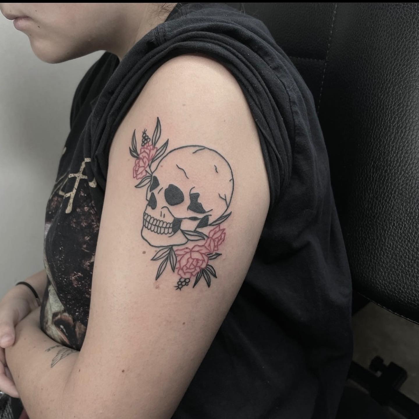 Skull and roses neo-traditional tattoo on the shoulder by Desirae✨
