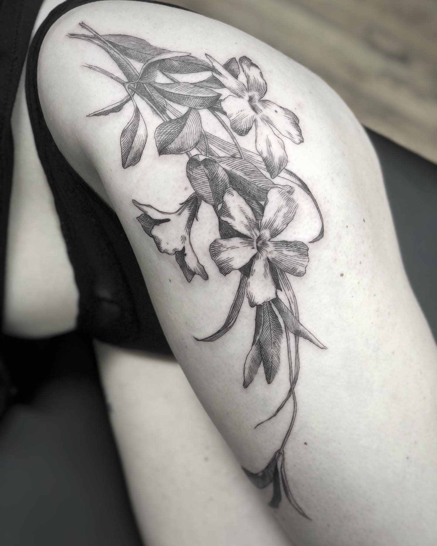 Flowers black and grey tattoo on the thigh by Jorge Nox