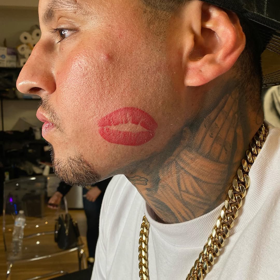 Lips tattoo on the neck by Rae Reeezy😈