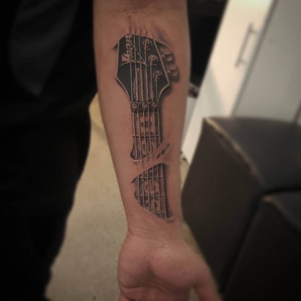 Electric guitar realism tattoo on the forearm by Pod Viñes