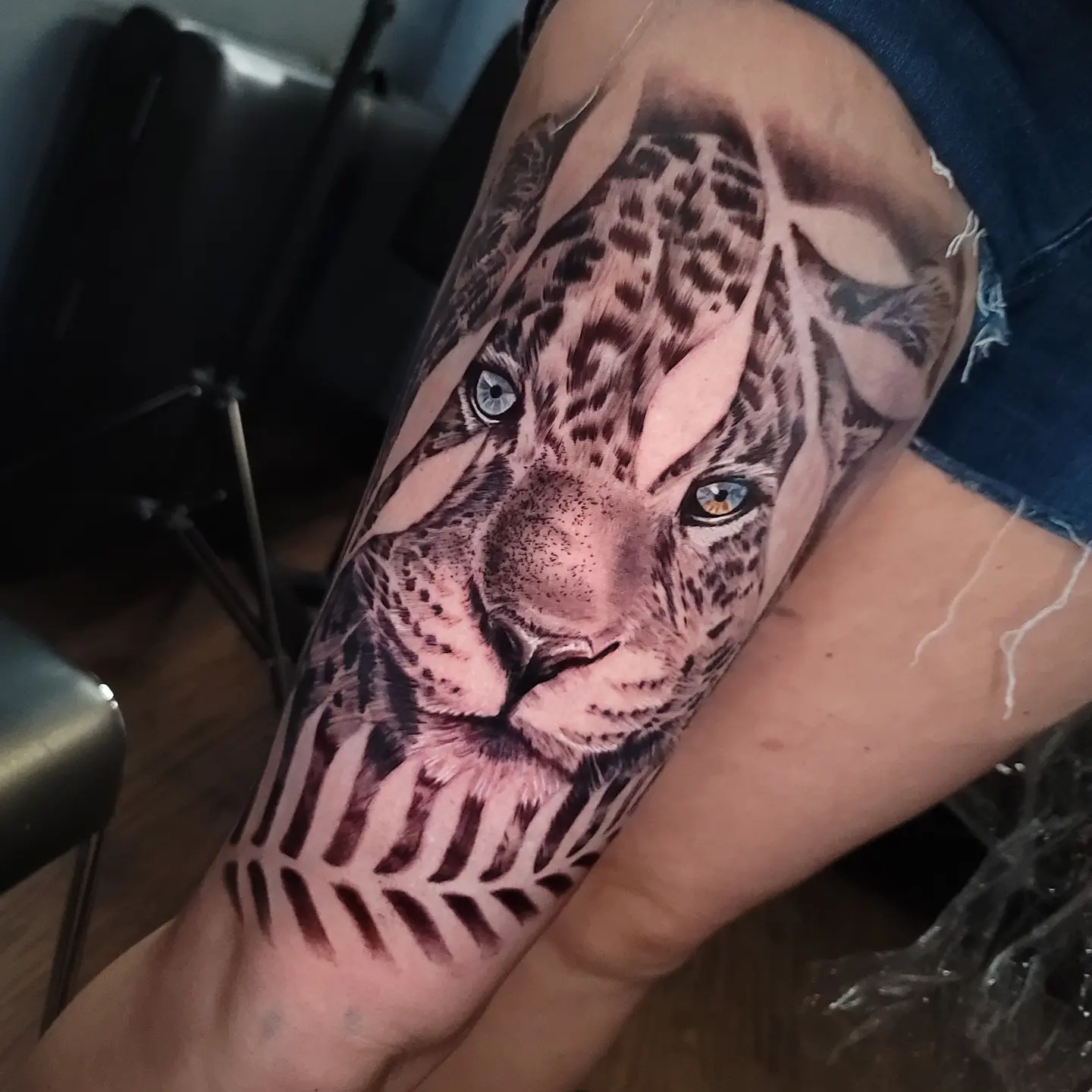 Leopard realism tattoo on the forearm by Angel Lizarraga