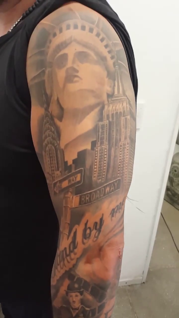 Statue of liberty and new york city skyline realism tattoo by Pod Viñes