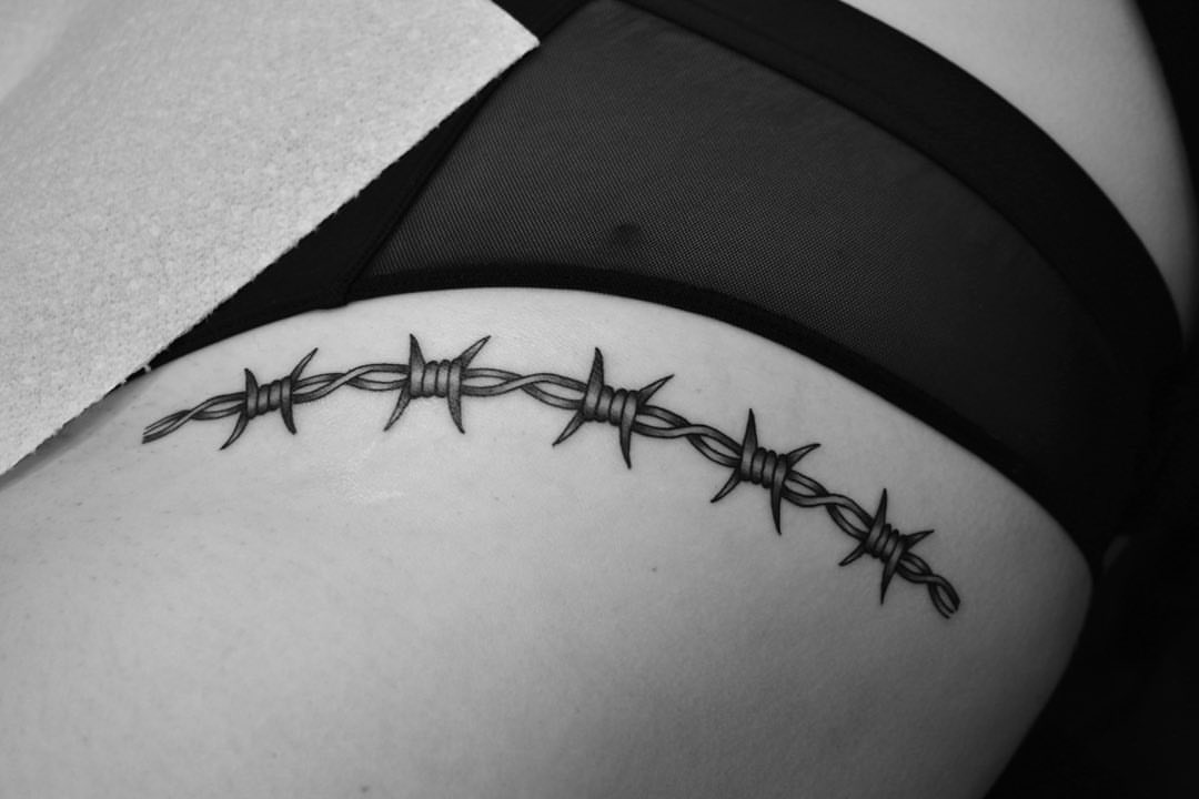 Barbed wire black and grey tattoo on the thigh by Jenn ★ Reid
