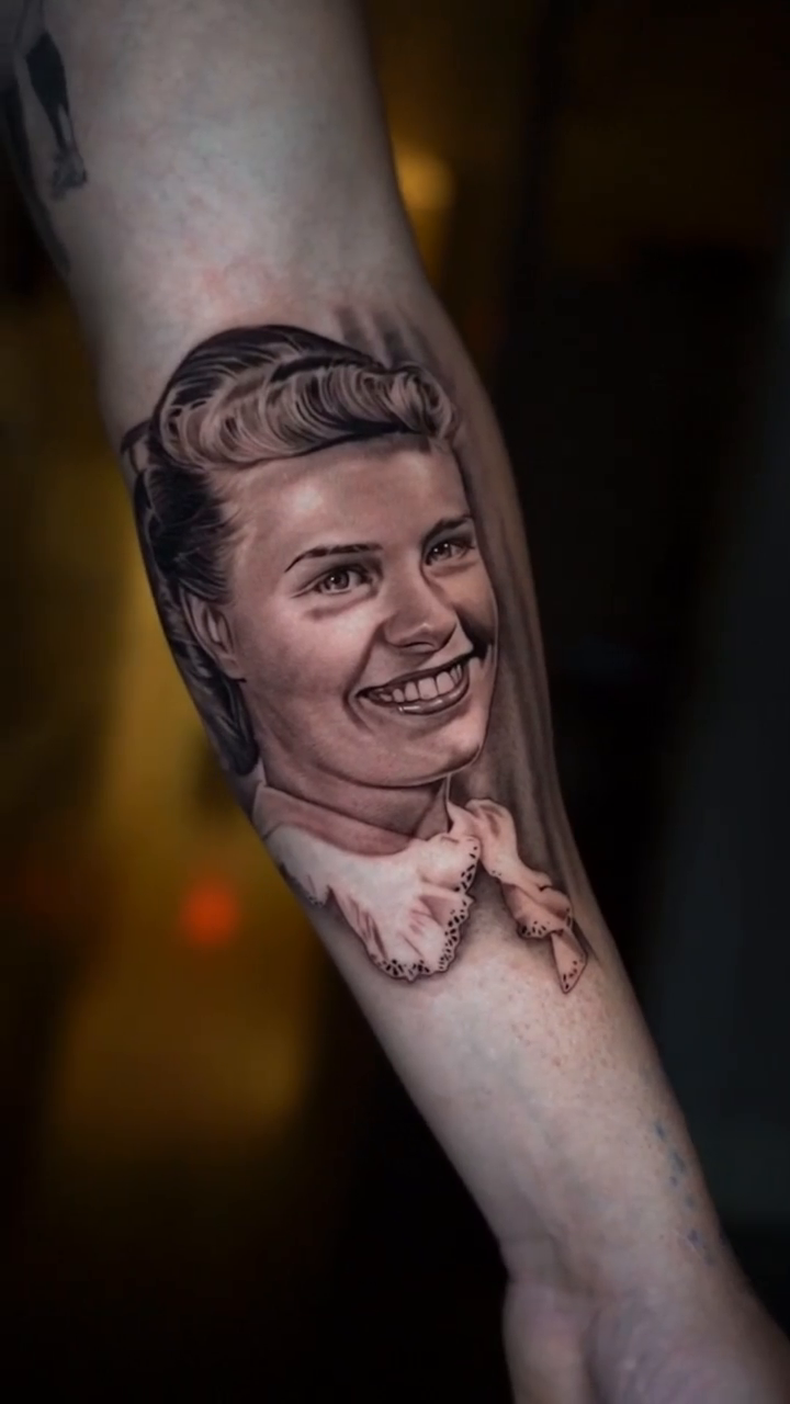 Portrait of a woman realism tattoo by Alan Delarosa