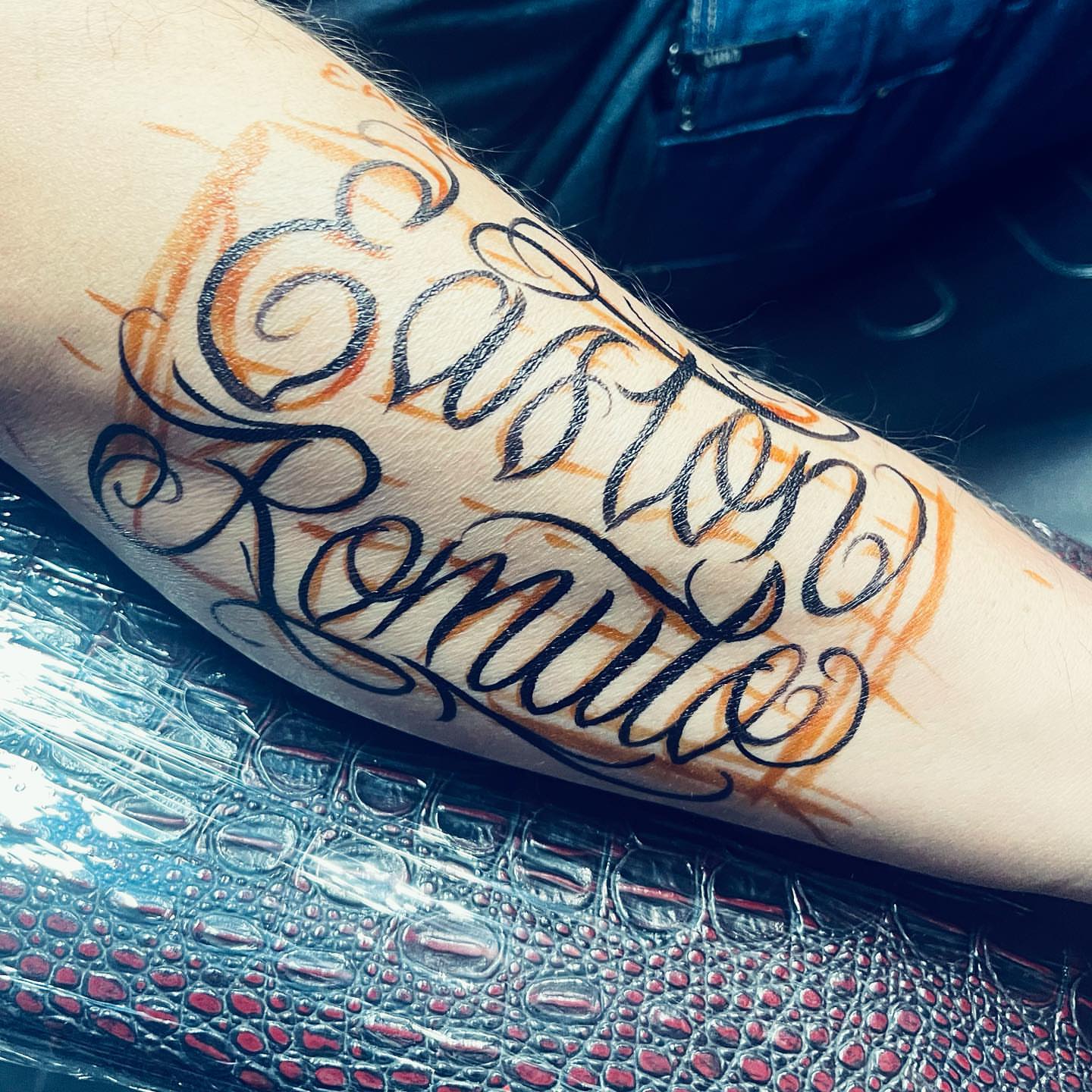 Easton Romulus lettering script tattoo on the forearm by Peewee Morales