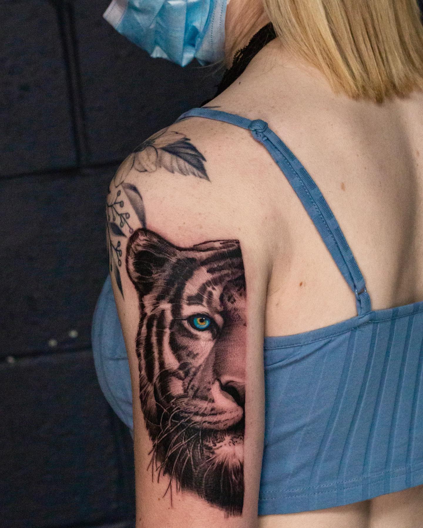 Tiger realism tattoo on the shoulder by Jaime Navarro