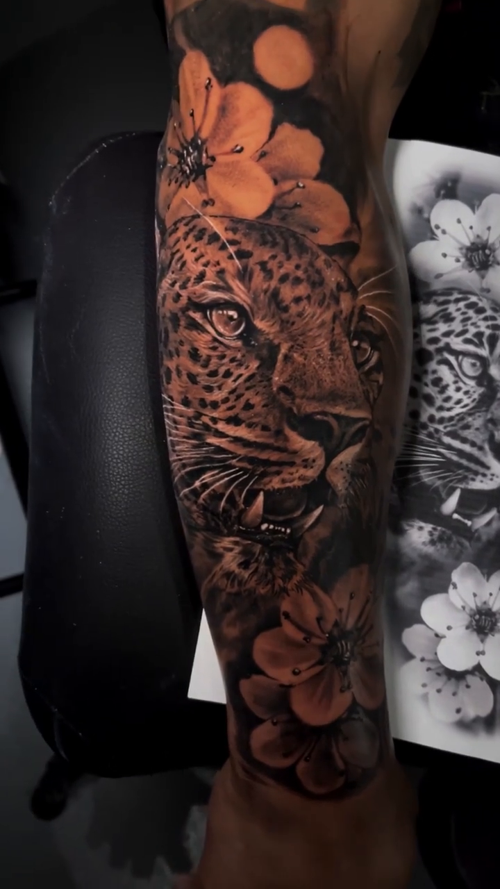 Leopard and flowers realism tattoo by Armando Galán 🇨🇱🇺🇸