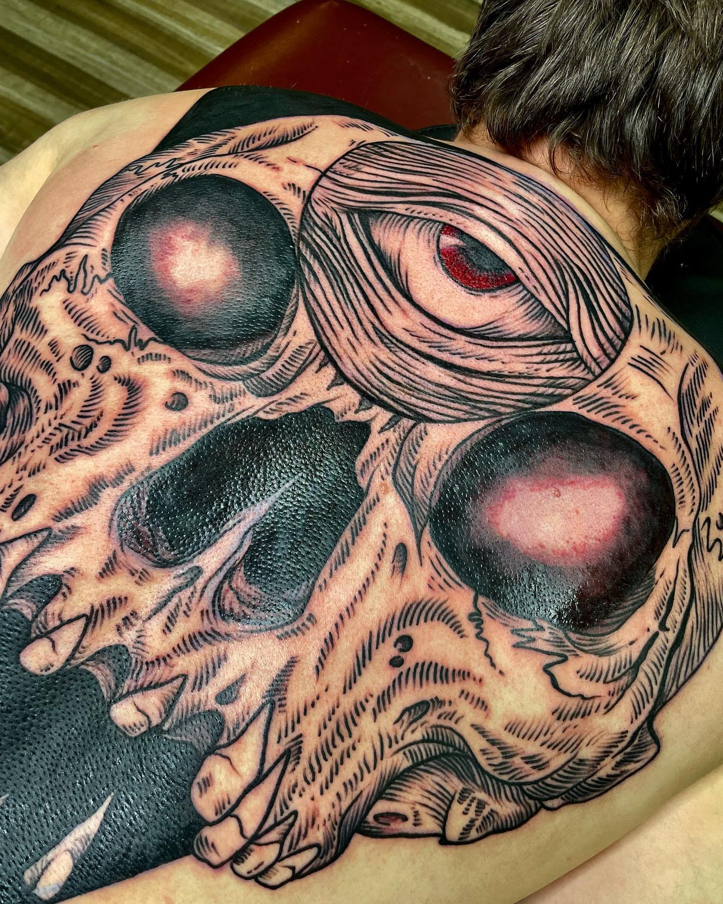 Skull realism tattoo on the shoulder by Sam Oakes