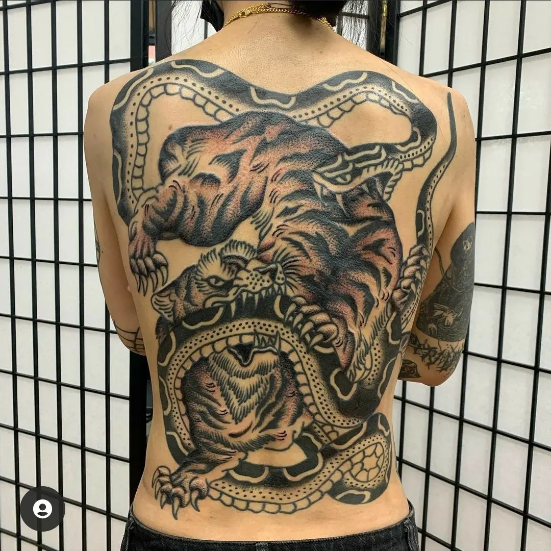 Tattoo by @aartaccenttat2 — american_traditional, dotwork