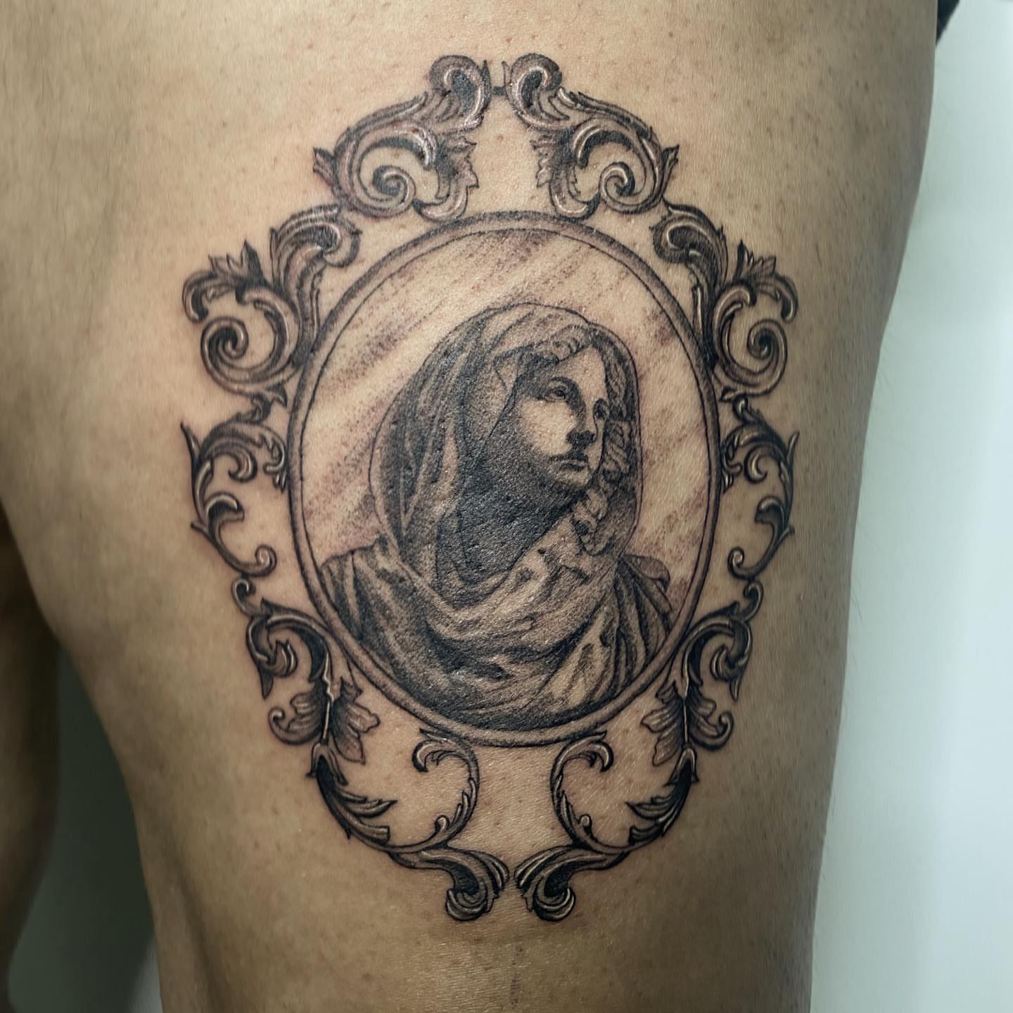 Portrait realism tattoo on the thigh by Cindy Xu
