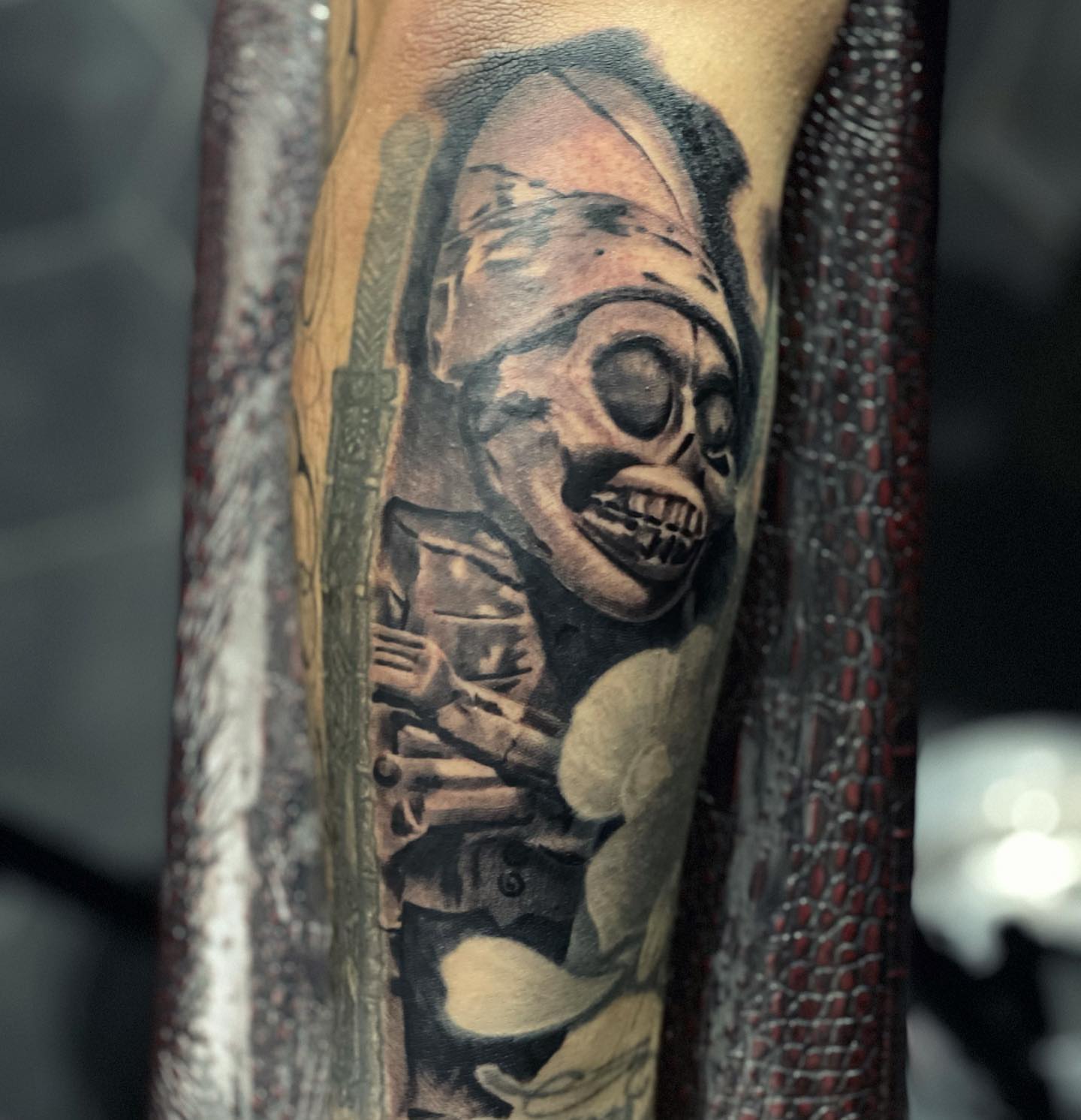 Alien creature realism tattoo on the forearm by Peewee Morales