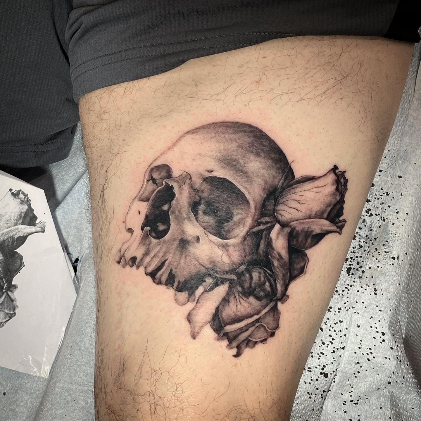 Skull and roses realism tattoo on the thigh by Mia