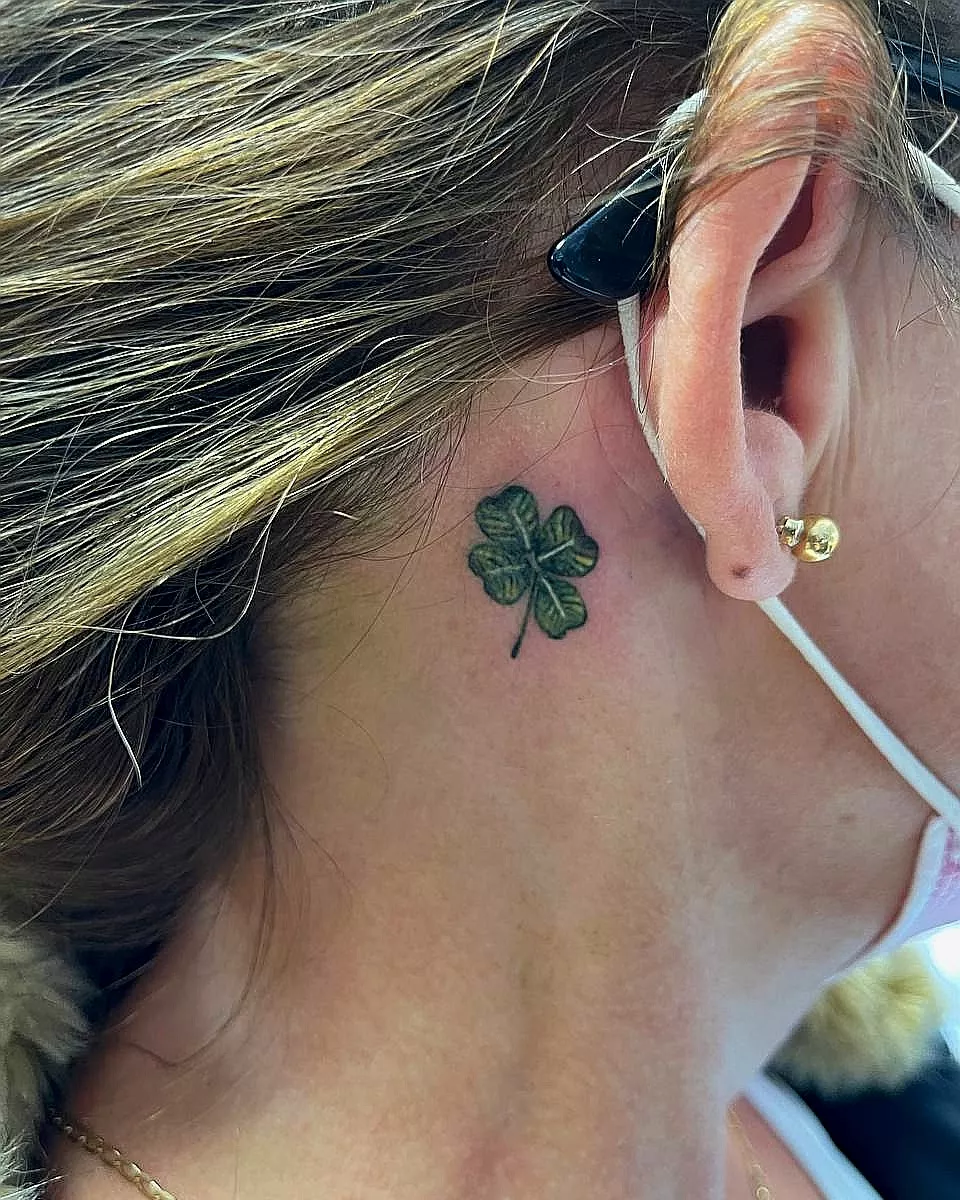 Four-leaf clover dotwork tattoo on the neck by Sonia