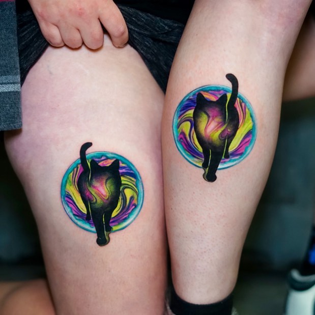 Cat new school tattoo on the thigh by ＳＥＲＧＥＩ ＪＡＥＲ [ˈʤeɪər]