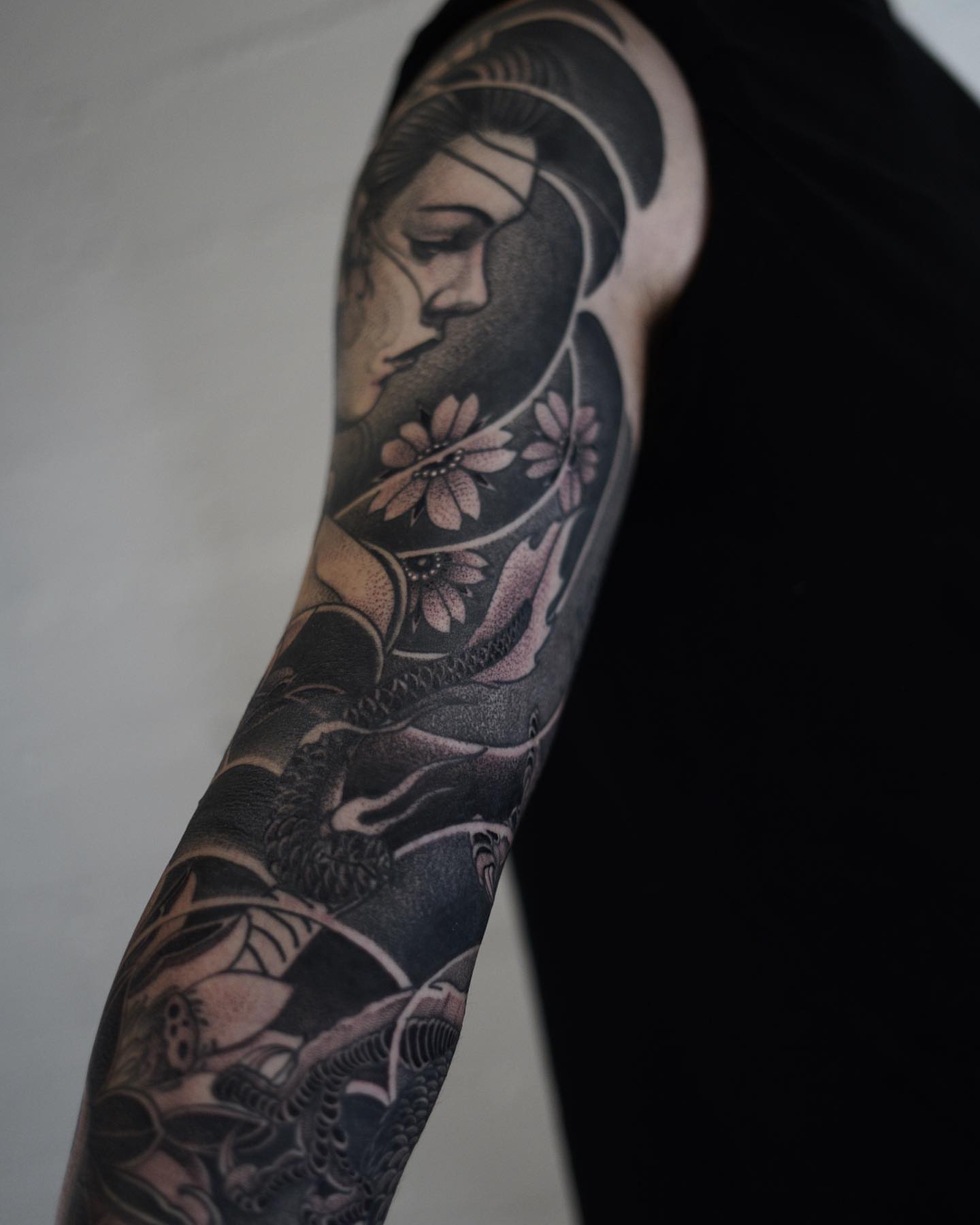 Geisha with flowers realism tattoo on the forearm by Manuel Alejandro Maldonado