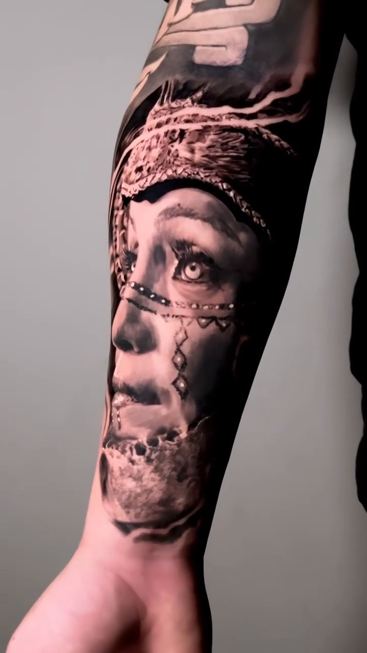 Woman's face with crown realism tattoo by ๐ญ๐ฎ๐ฐ๐ต๐ฎ๐ฟ๐ ๐ ๐ฒ๐ฑ๐ฏ๐ฒ๐ฟ๐