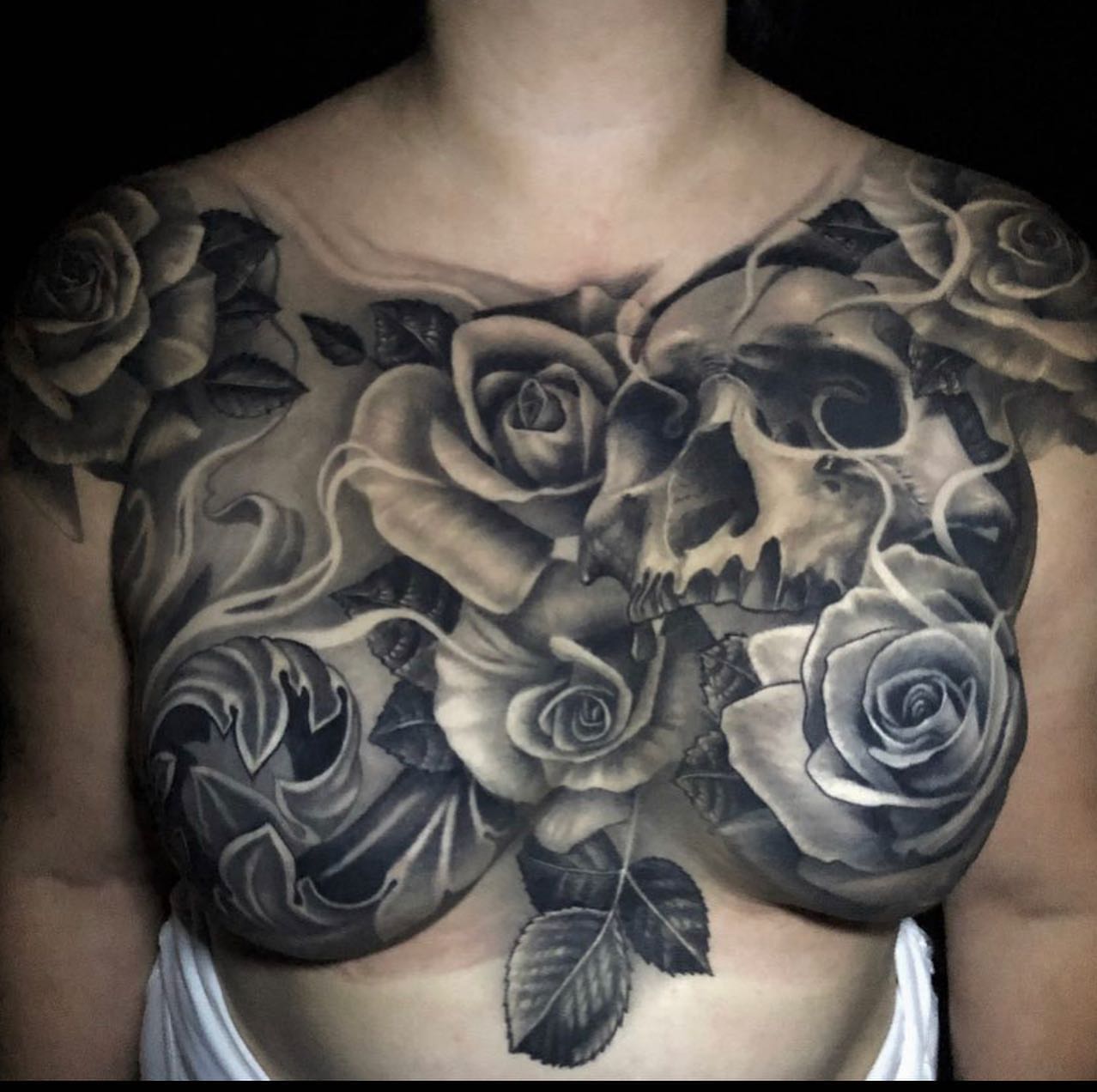 Skull and roses realism tattoo on the chest by Gabriel Londis