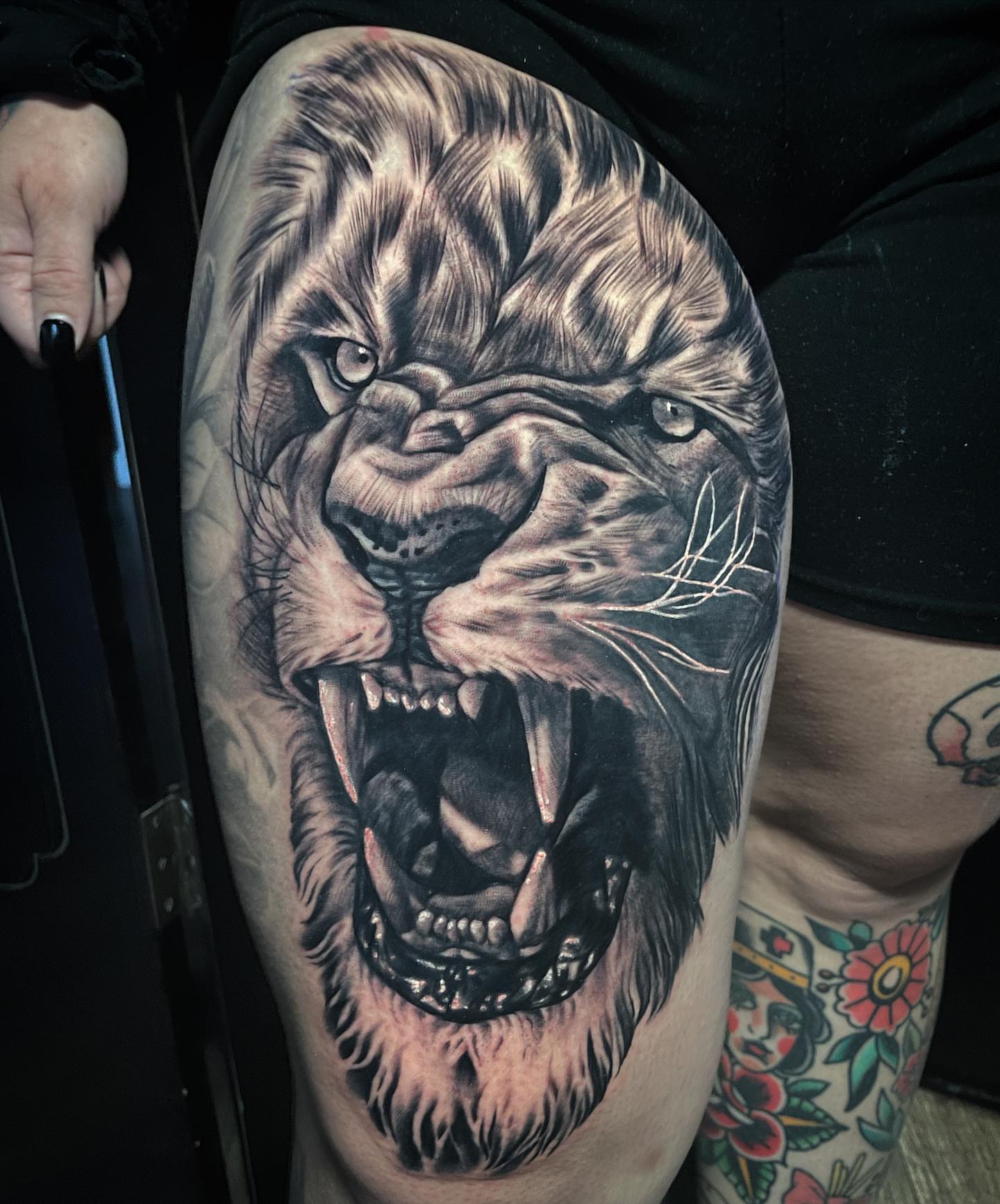 Roaring lion realism tattoo on the thigh by Frank Mostek