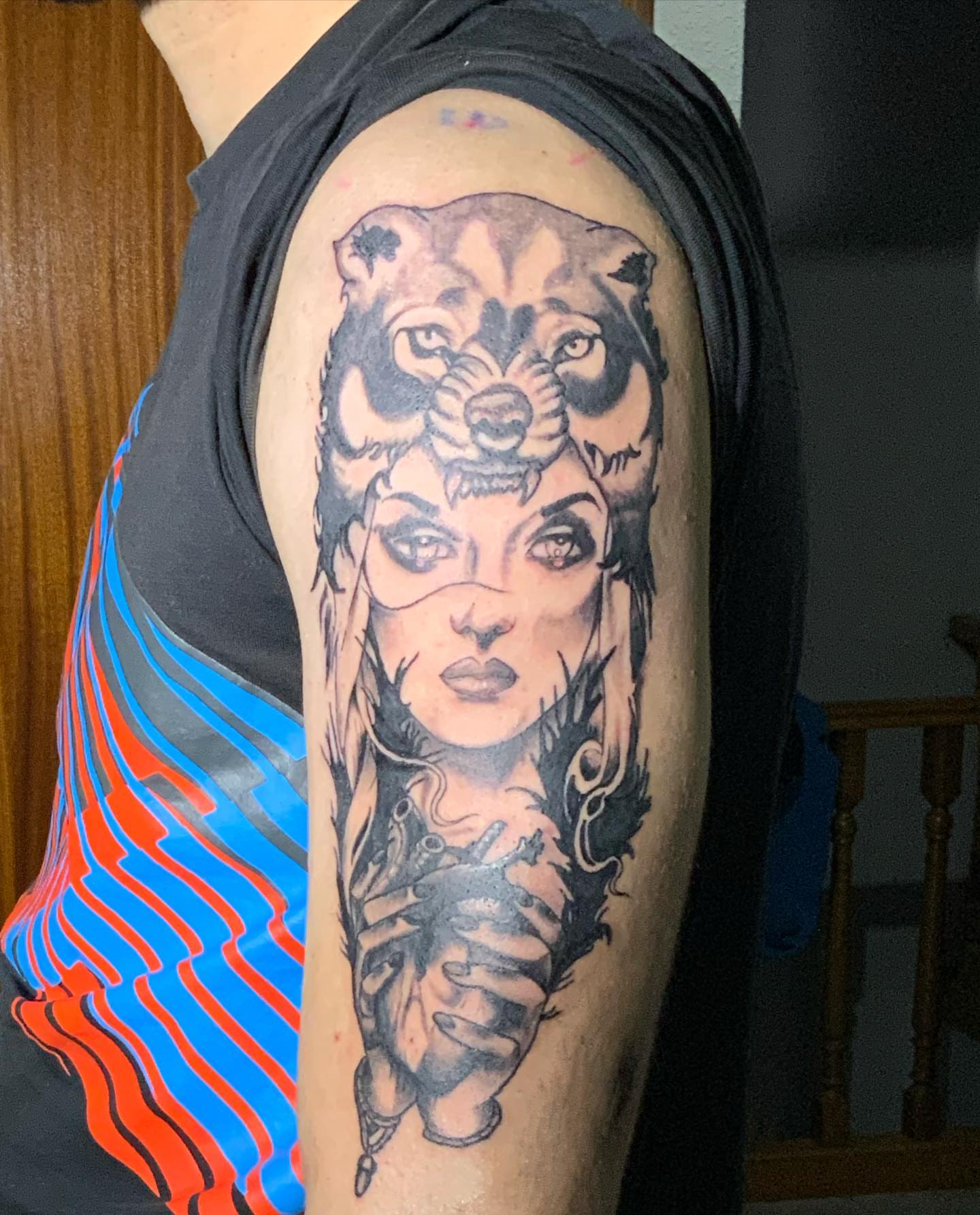 Woman with tiger realism tattoo on the upper arm by Kunaytattoo