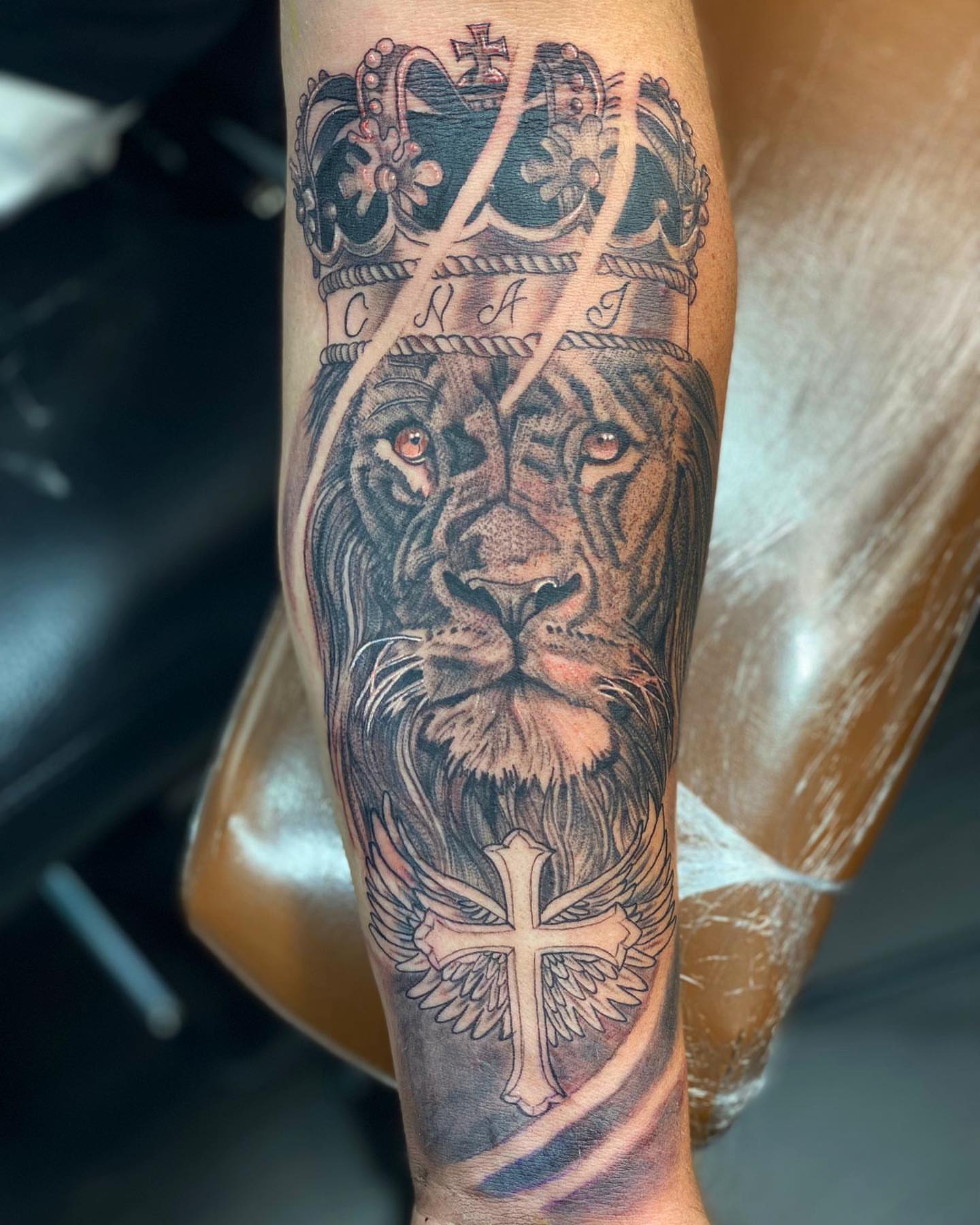 Lion realism tattoo on the forearm by Alberto Ramirez