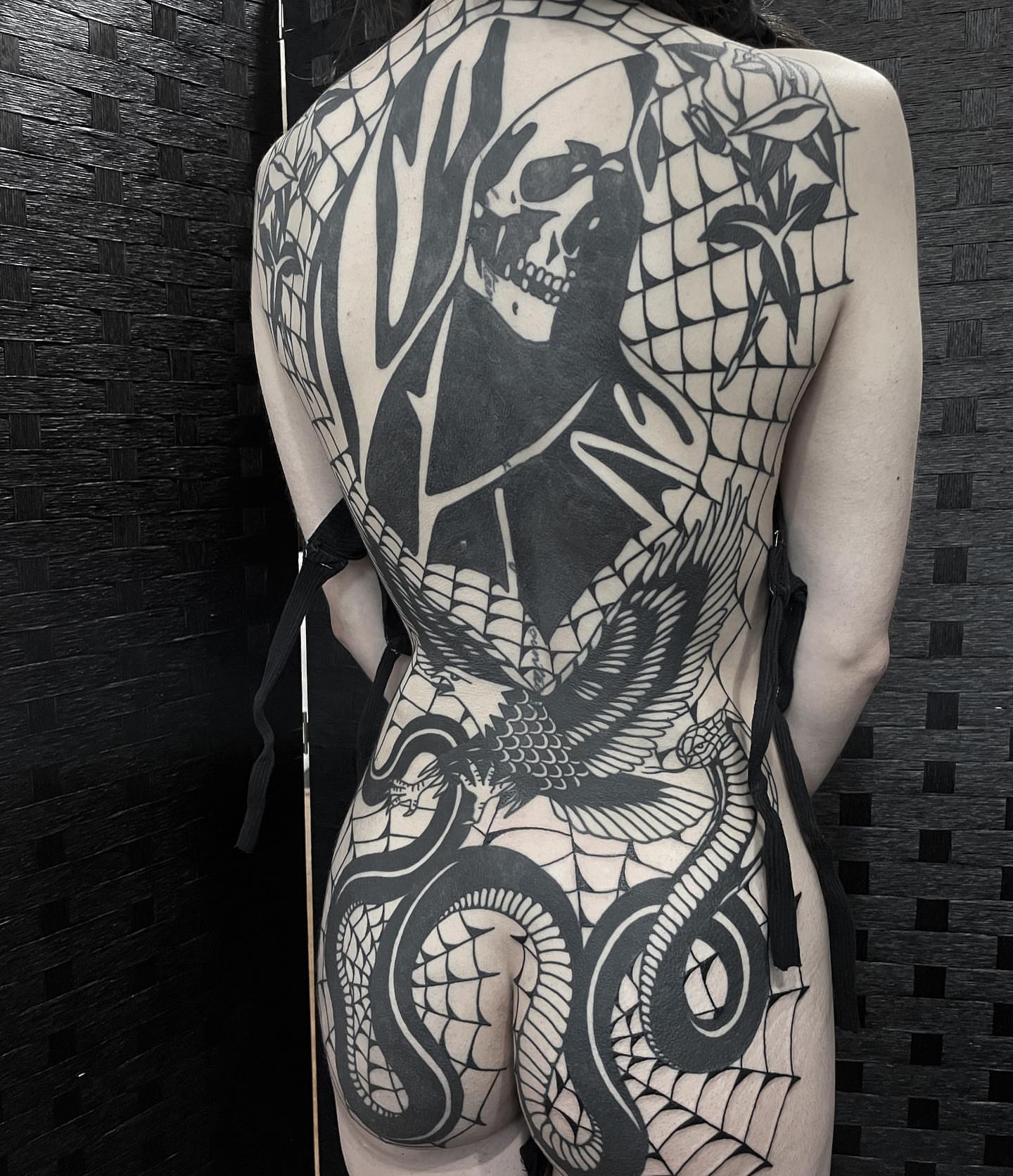 Skull and bird black and grey tattoo on the back by Han shinko, Portland, Oregon