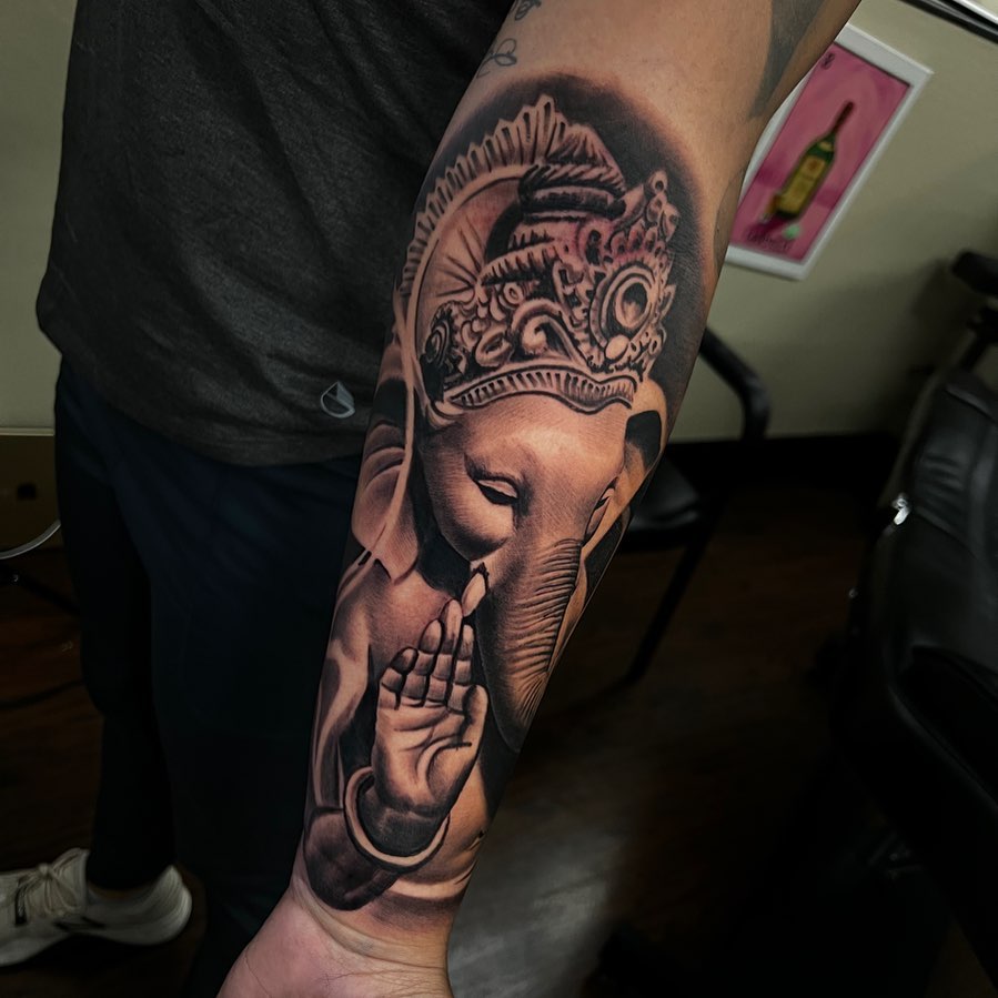 Praying elephant realism tattoo on the forearm by Angel Lizarraga