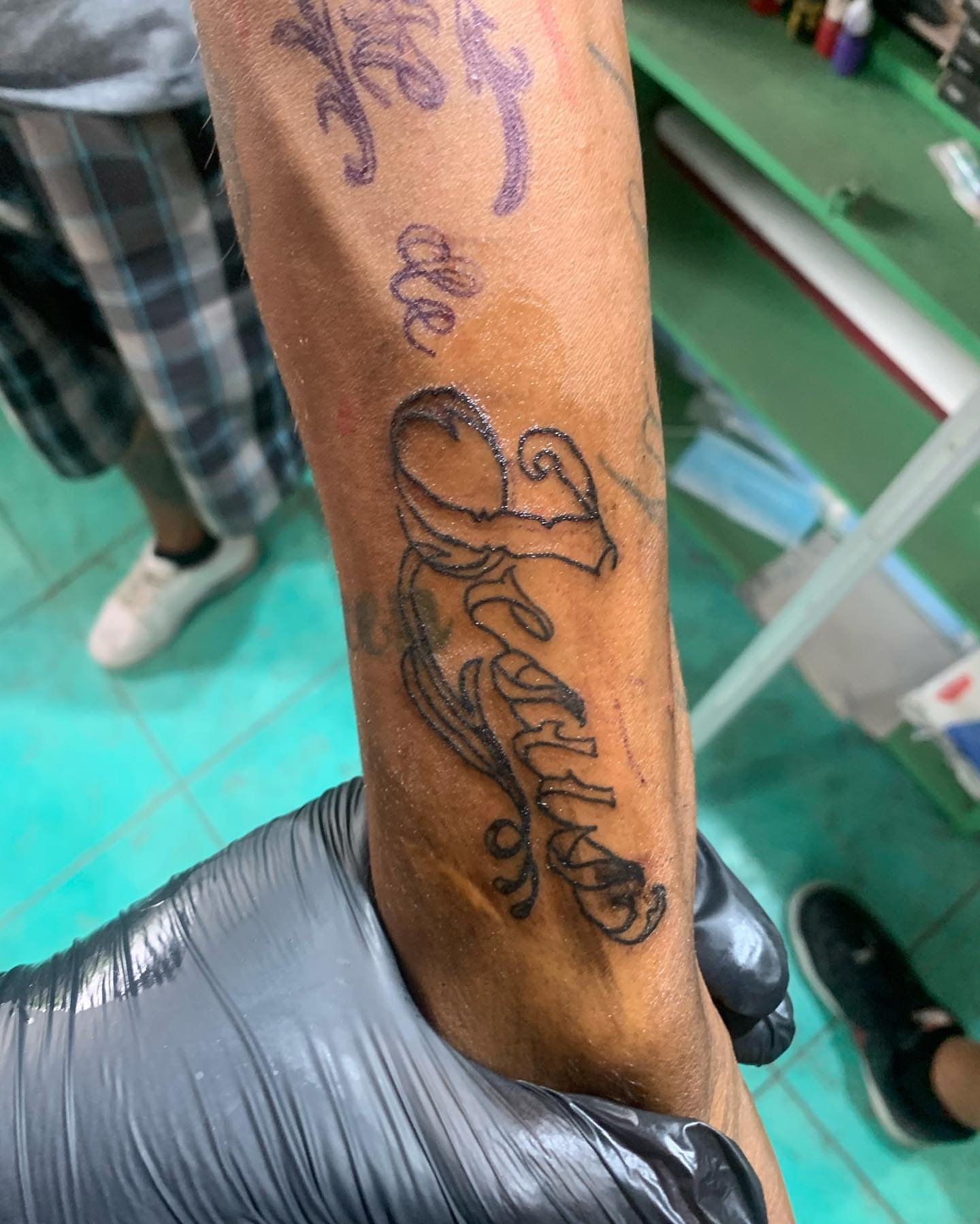 Scrollwork fine line tattoo on the forearm by El Zepa