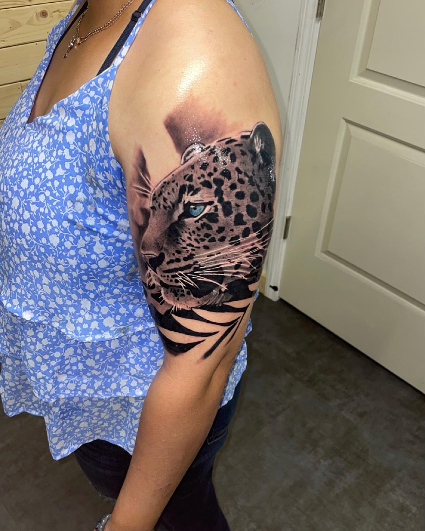 Leopard realism tattoo on the upper arm by Zach Ashton