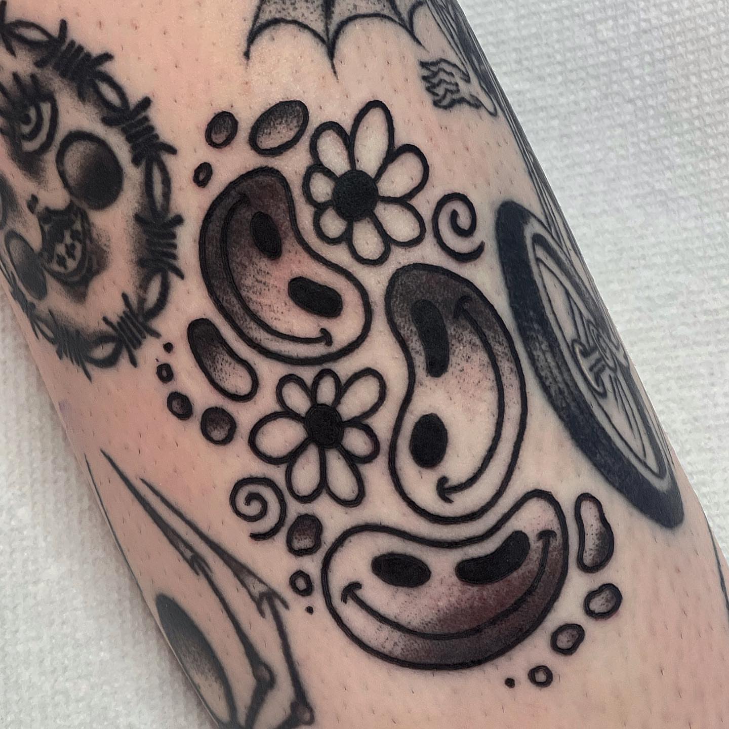 Tattoo by @lindseebeetattoo — black_and_grey