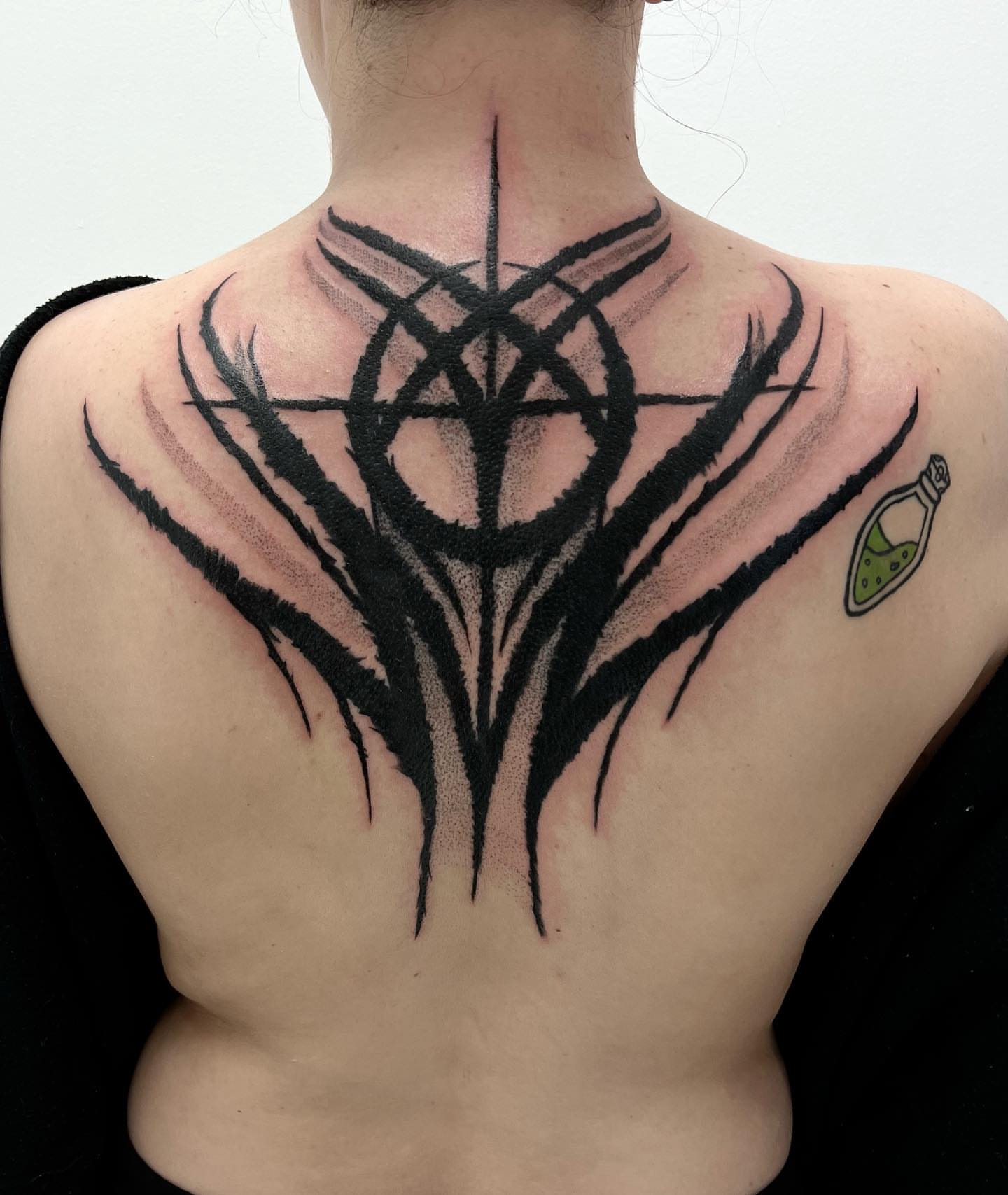 Pentagram with thorns dotwork tattoo on the back by 𝕭𝖗𝖞𝖈𝖊 𝖂𝖎𝖑𝖑𝖎𝖆𝖒
