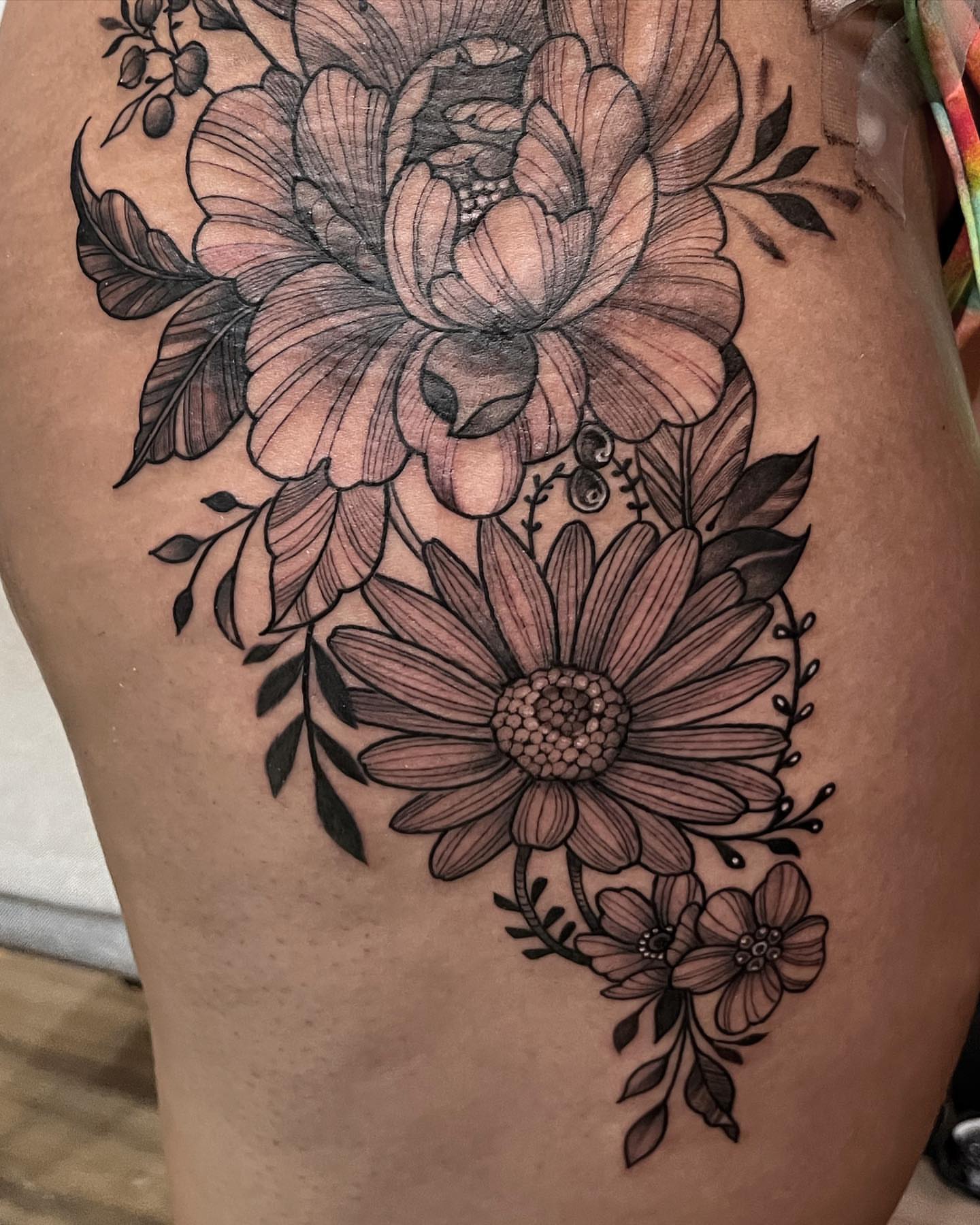 Floral arrangement realism tattoo on the thigh by Neri Gersaint