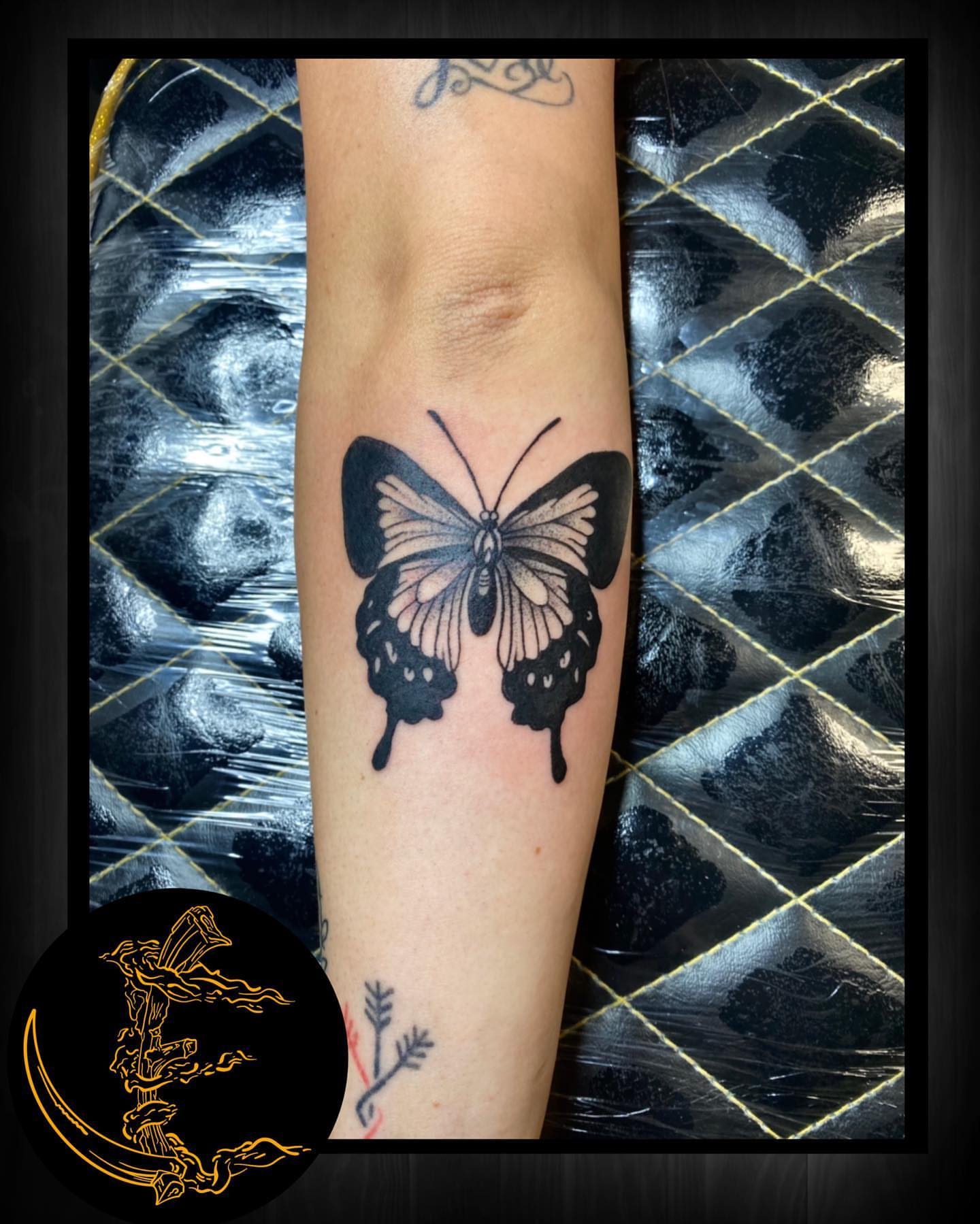 Butterfly black and grey tattoo on the forearm by ☀️ 𝕵𝖆𝖒𝖎𝖘𝖔𝖓 𝕰𝖑𝖑𝖘𝖜𝖔𝖗𝖙𝖍 🌑