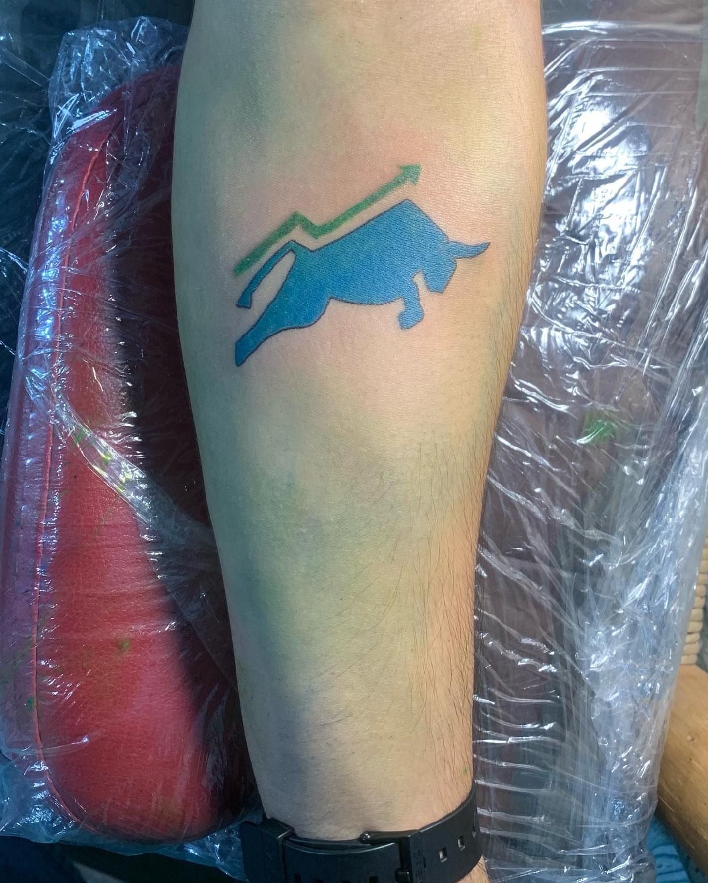 Bull and arrow geometric tattoo on the forearm by El Zepa