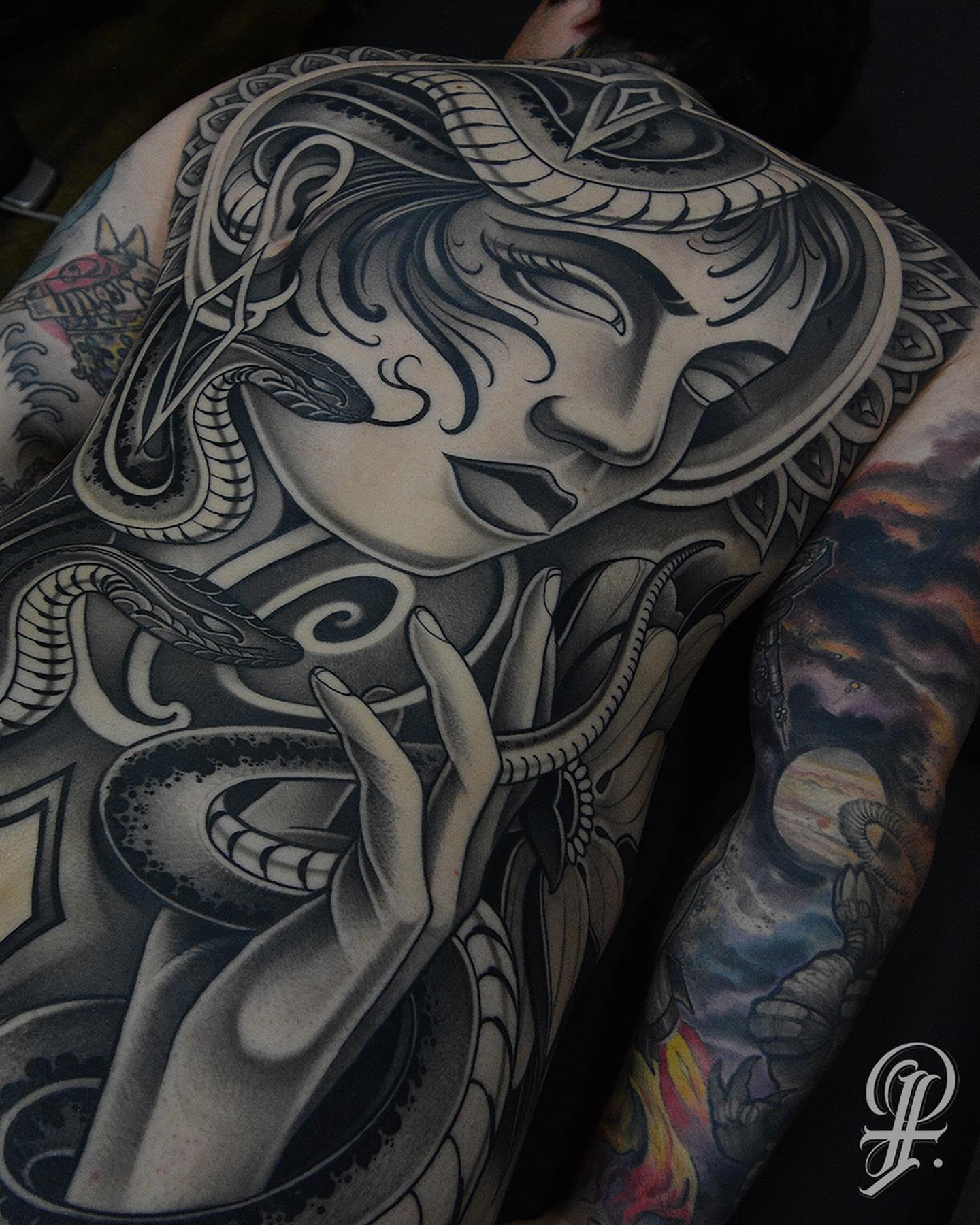 Woman with snakes realism tattoo on the back by ๐ฃ๐๐๐ ๐๐ ๐ฆ๐๐๐ฉ๐