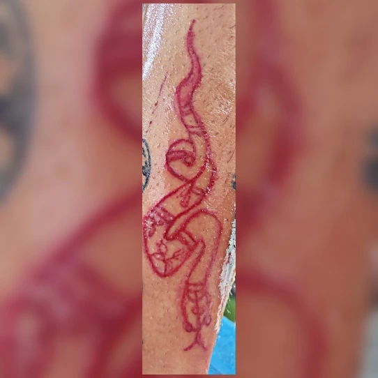 Serpent fine line tattoo on the forearm by Tatuadora & Piercer