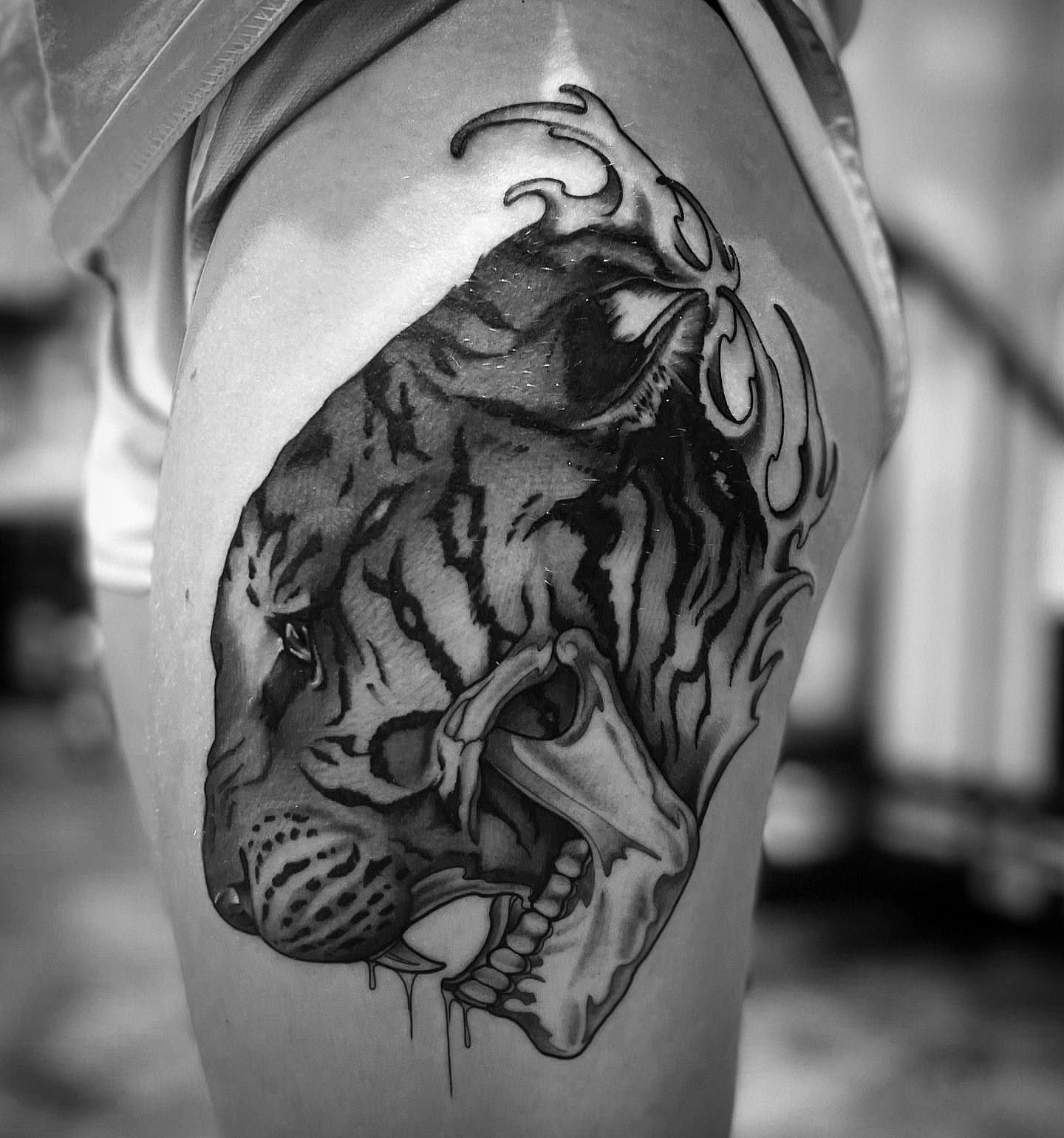 Tiger black and grey tattoo on the thigh by M.zopfi - Tattoo Artist