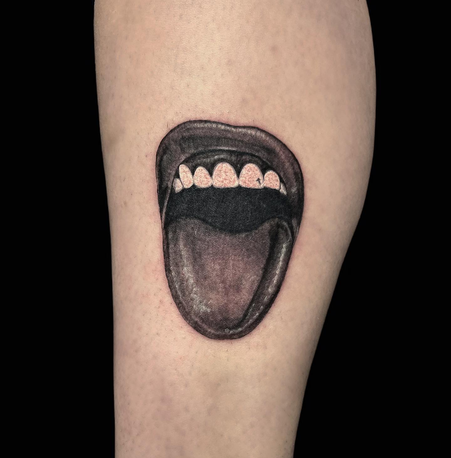 Open mouth realism tattoo on the forearm by πΊπππππ βΎ π»πππππ π¨πππππ