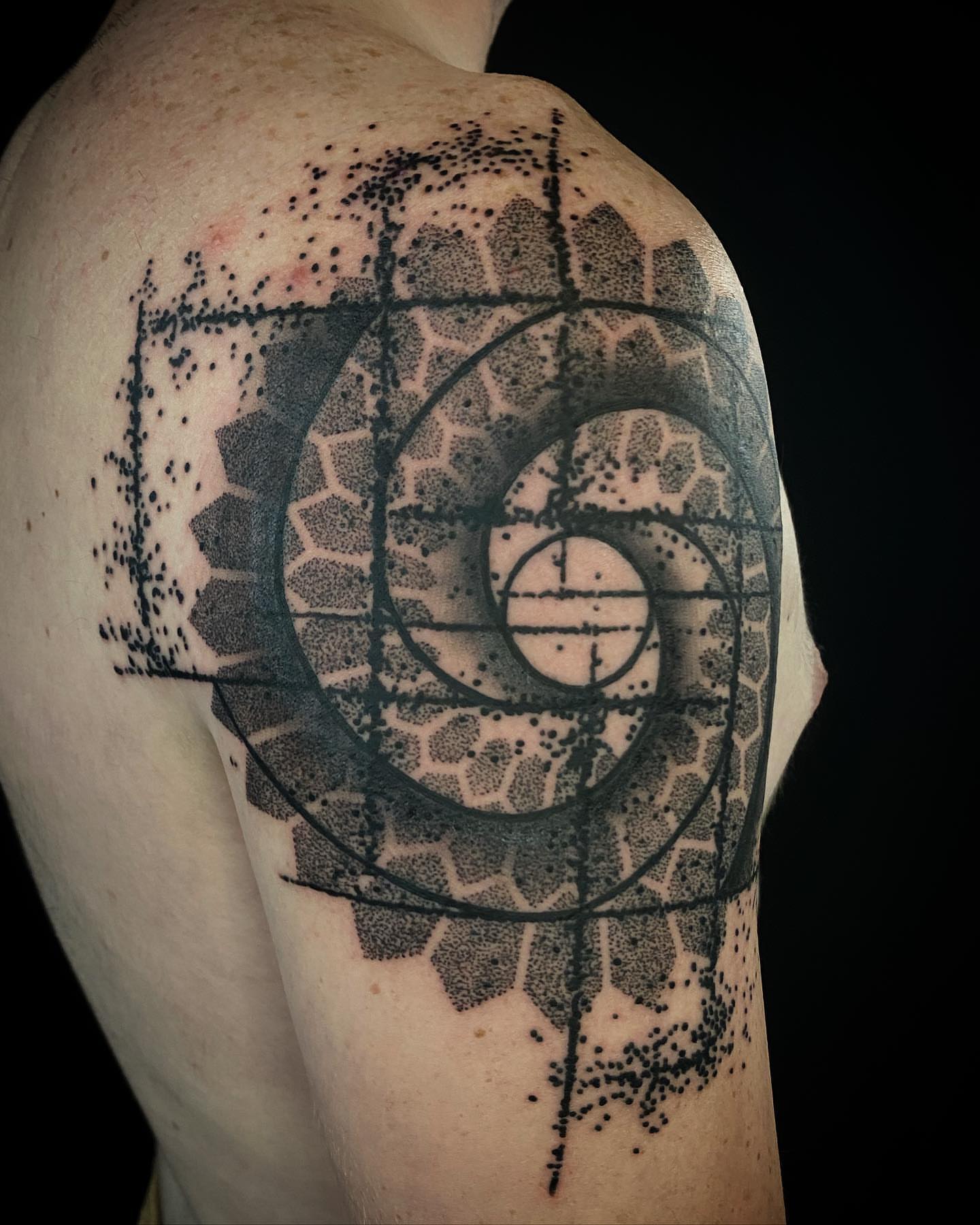 Geometric pattern dotwork tattoo on the shoulder by 𝚁 𝚊 𝚢 𝚗 𝚎  ⁜  𝚁 𝚘 𝚓 𝚊 𝚜
