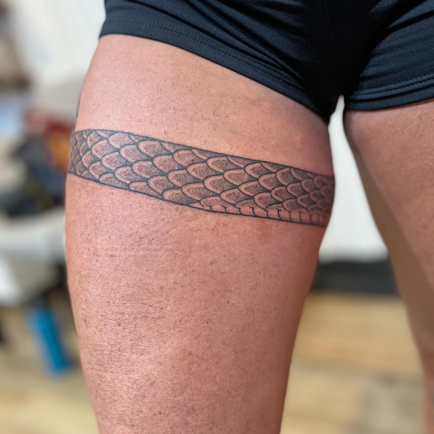 Scale pattern black and grey tattoo on the thigh by Neri Gersaint
