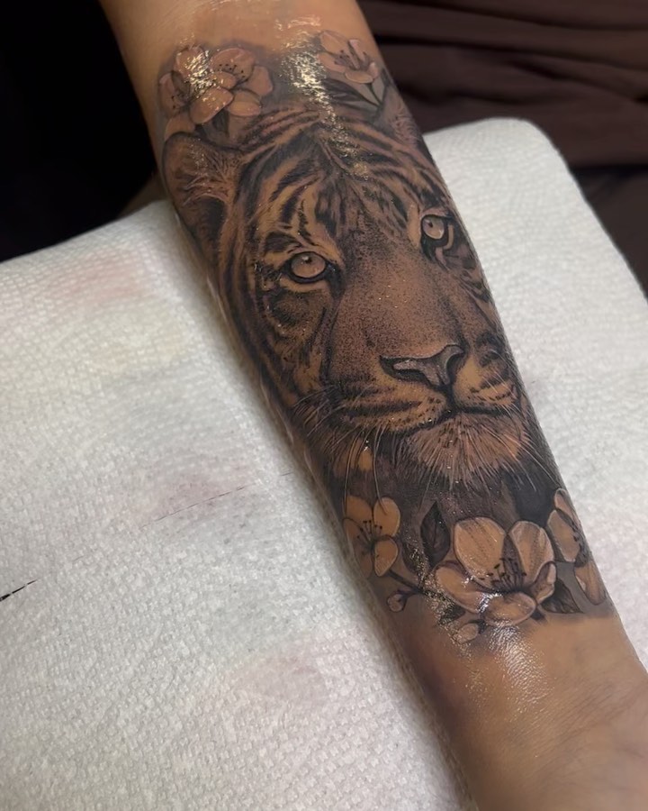 Tiger realism tattoo on the forearm by jordyn ๐ญ