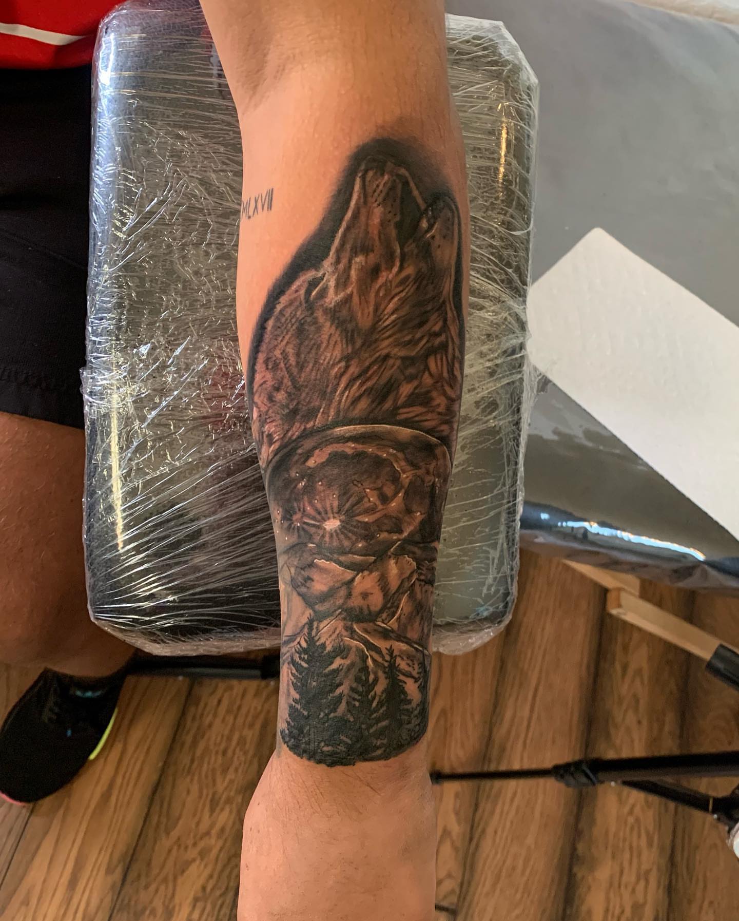 Wolf howling realism tattoo on the forearm by Leo Torres