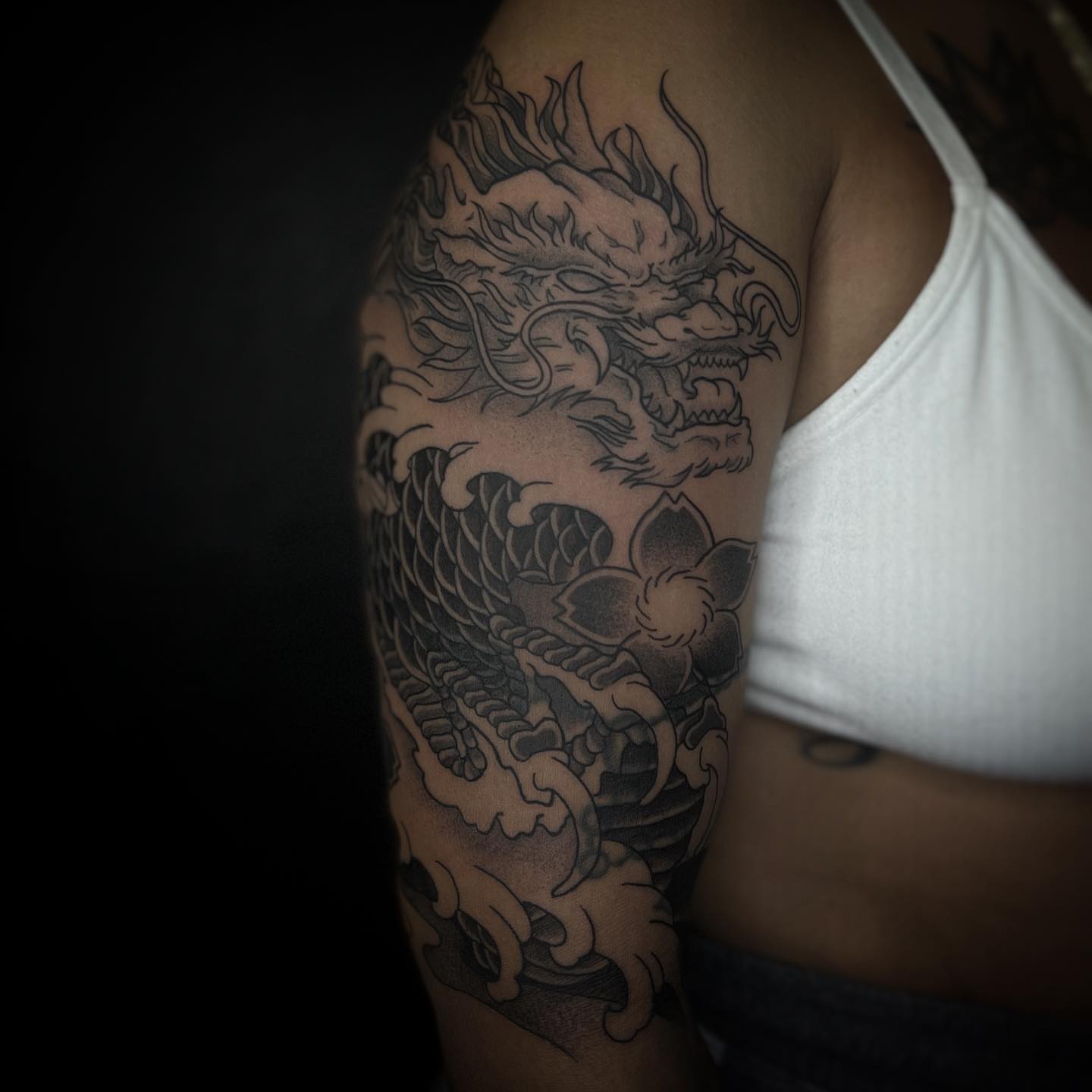 Dragon japanese irezumi tattoo on the shoulder by 𝐓𝐚𝐭𝐭𝐨𝐨 👩🏻‍🎨