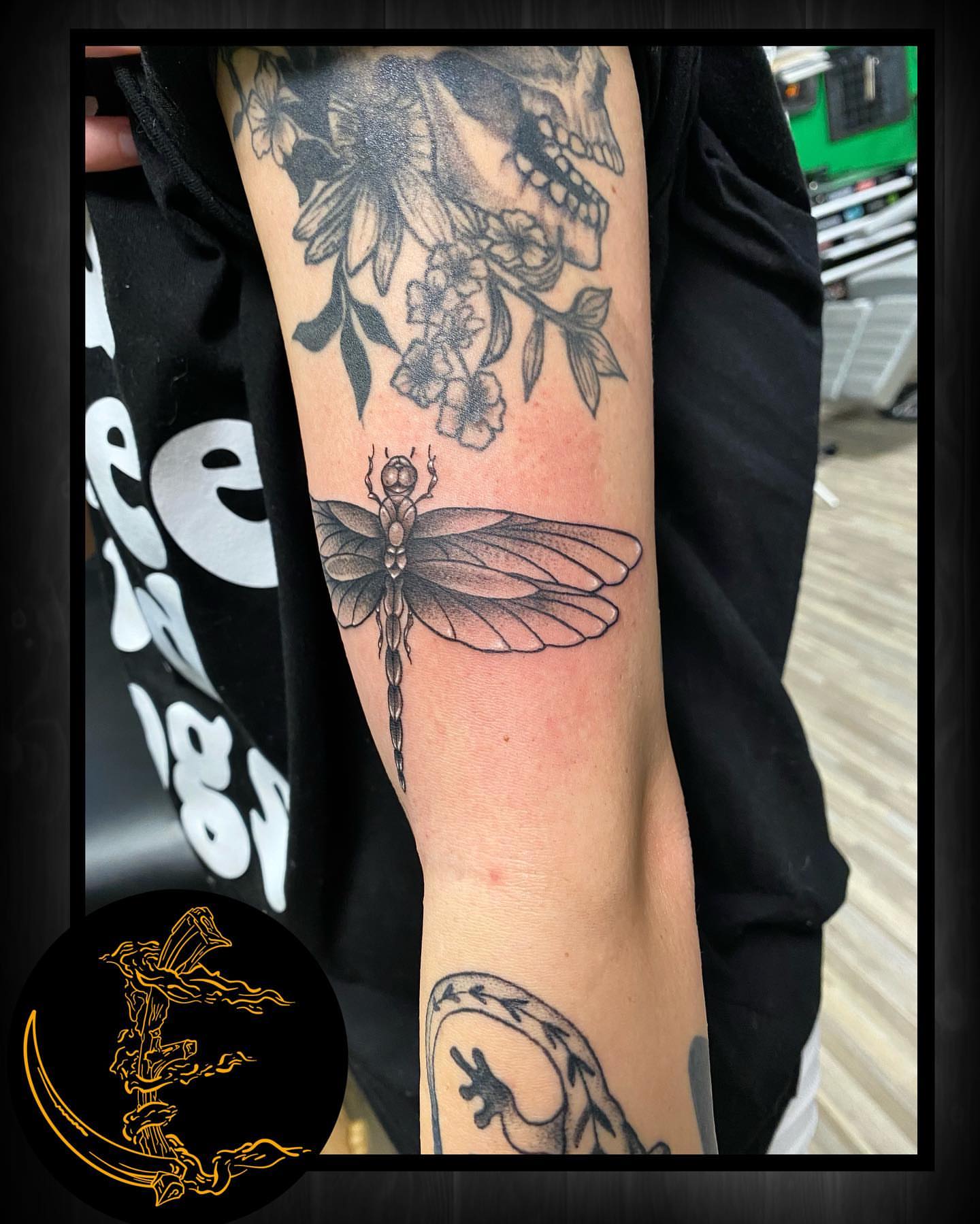 Dragonfly black and grey tattoo on the forearm by ☀️ 𝕵𝖆𝖒𝖎𝖘𝖔𝖓 𝕰𝖑𝖑𝖘𝖜𝖔𝖗𝖙𝖍 🌑