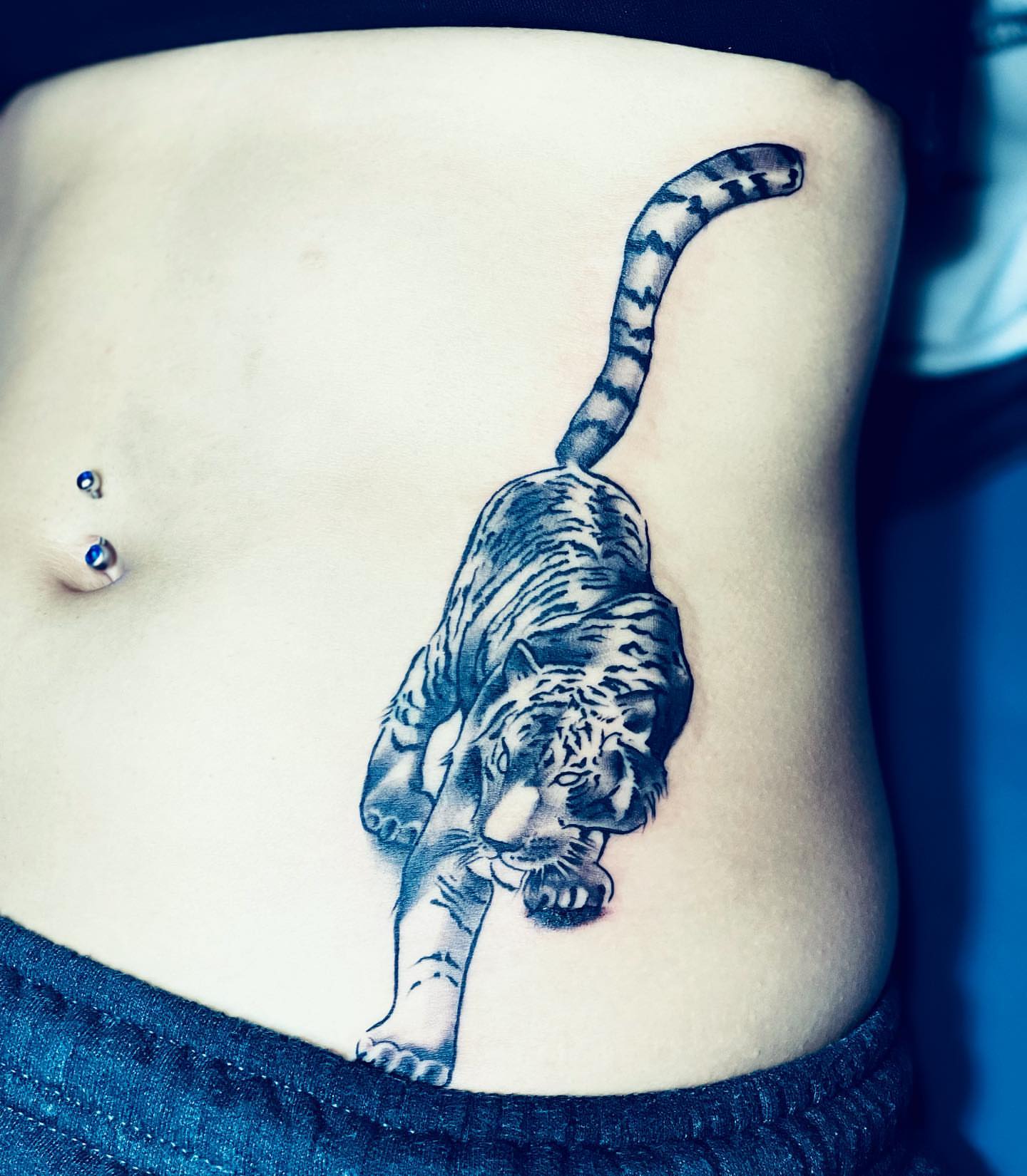 Tiger black and grey tattoo on the ribs by Peewee Morales