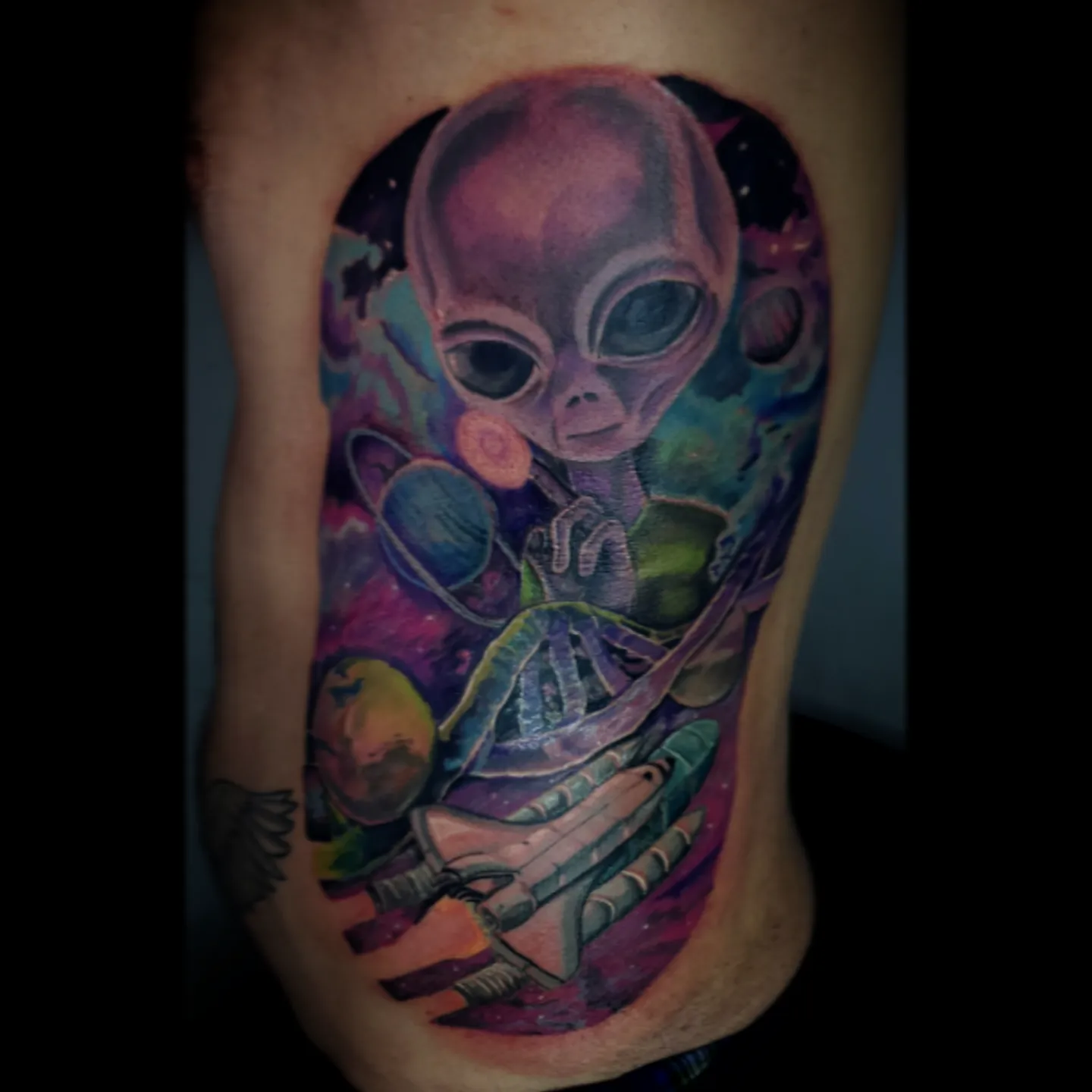 Alien realism tattoo on the thigh by Tyler Cromwell