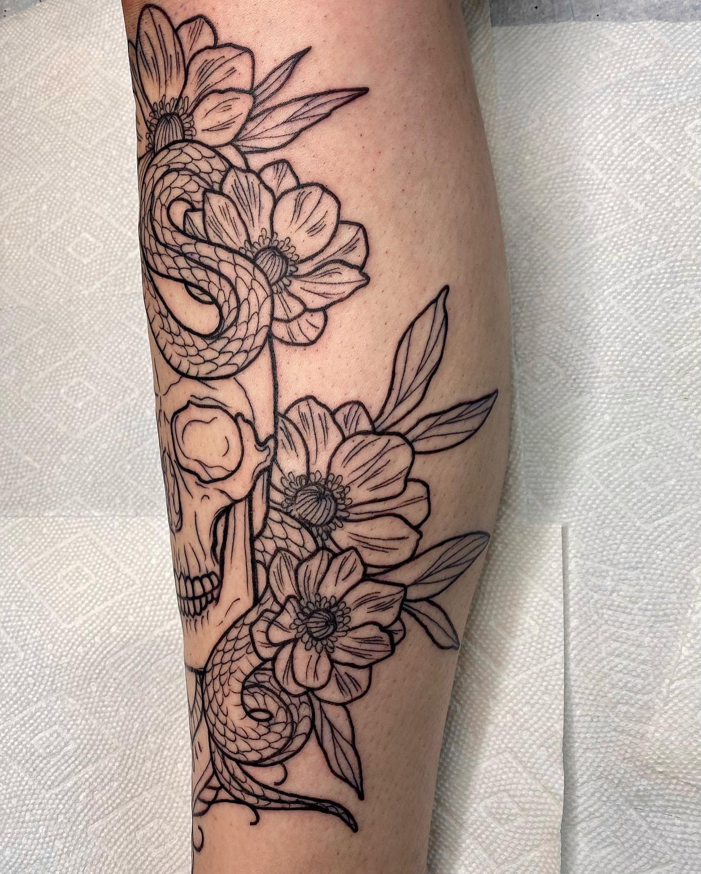 Tattoo by @astrearomerotattoos — black_and_grey